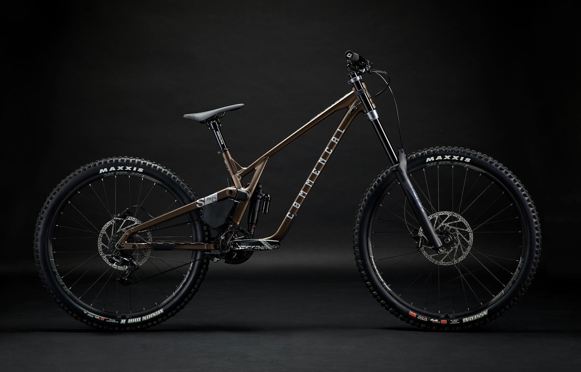 Conquer the Downhill: COMMENCAL SUPREME DH V5 RIDE FROZEN BROWN