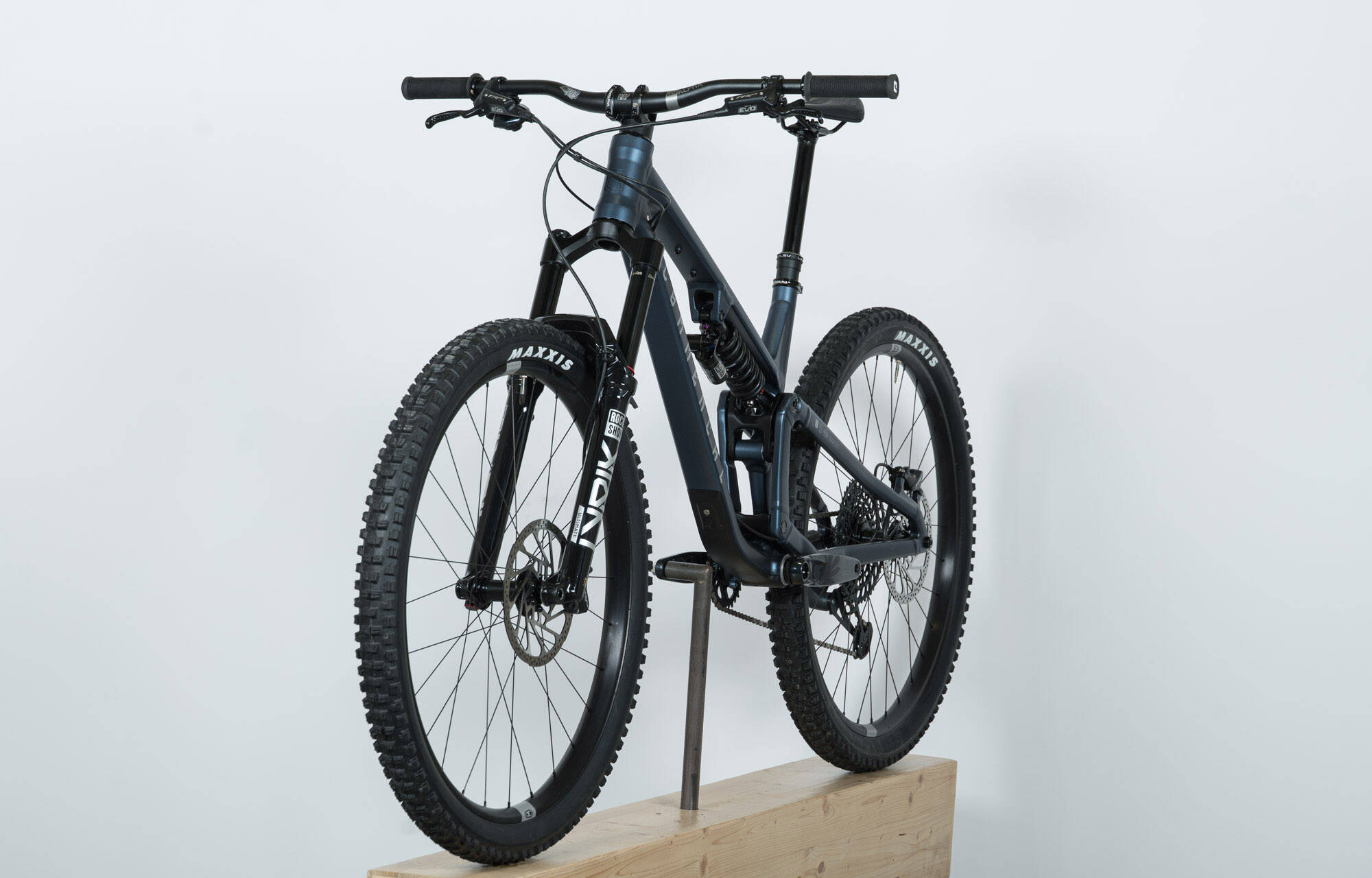 COMMENCAL META V5 RACE SPARKLY BLUE - L (23121303) image large number 4