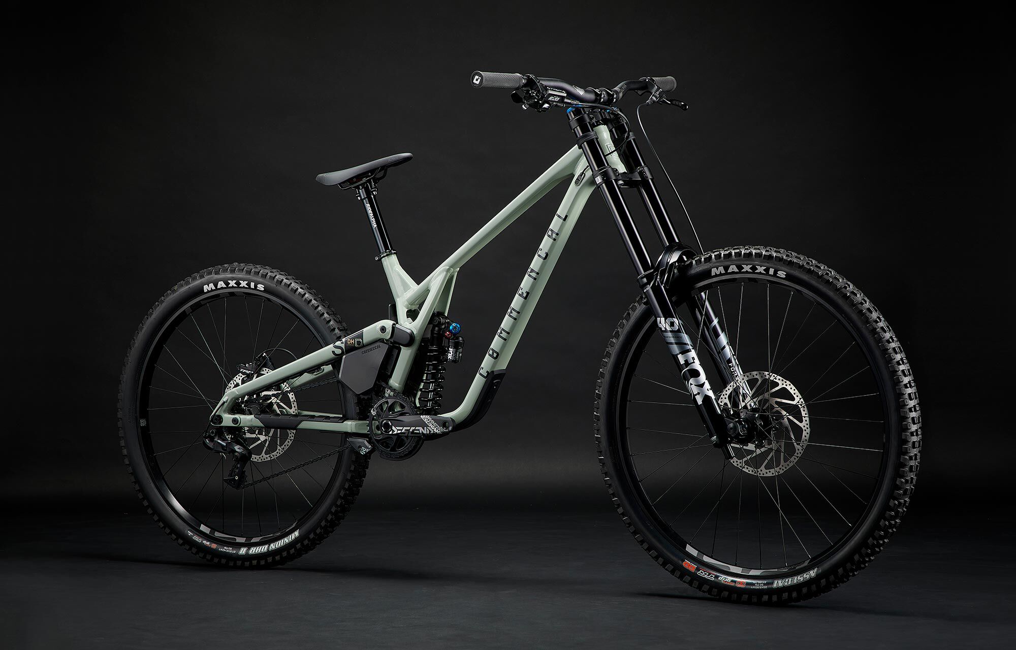 COMMENCAL SUPREME DH V5 ESSENTIAL HERITAGE GREEN: Pro-Level DH