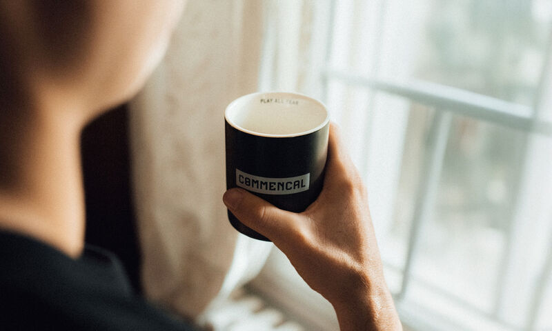 TAZA DE CER&Aacute;MICA COMMENCAL CORPORATE BLACK