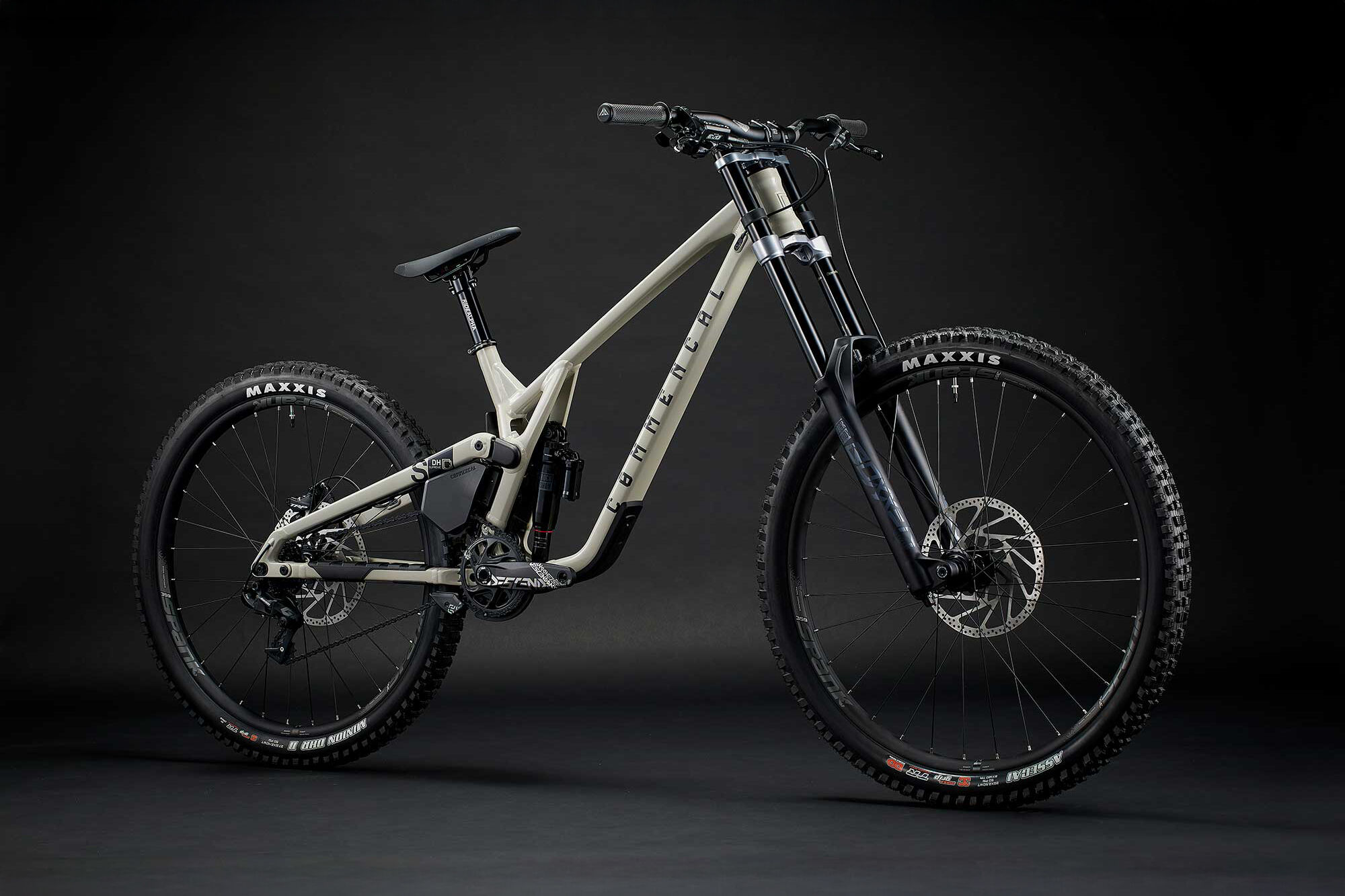 COMMENCAL SUPREME DH V5 RIDE CHALK: Ultimate Downhill Race Bike