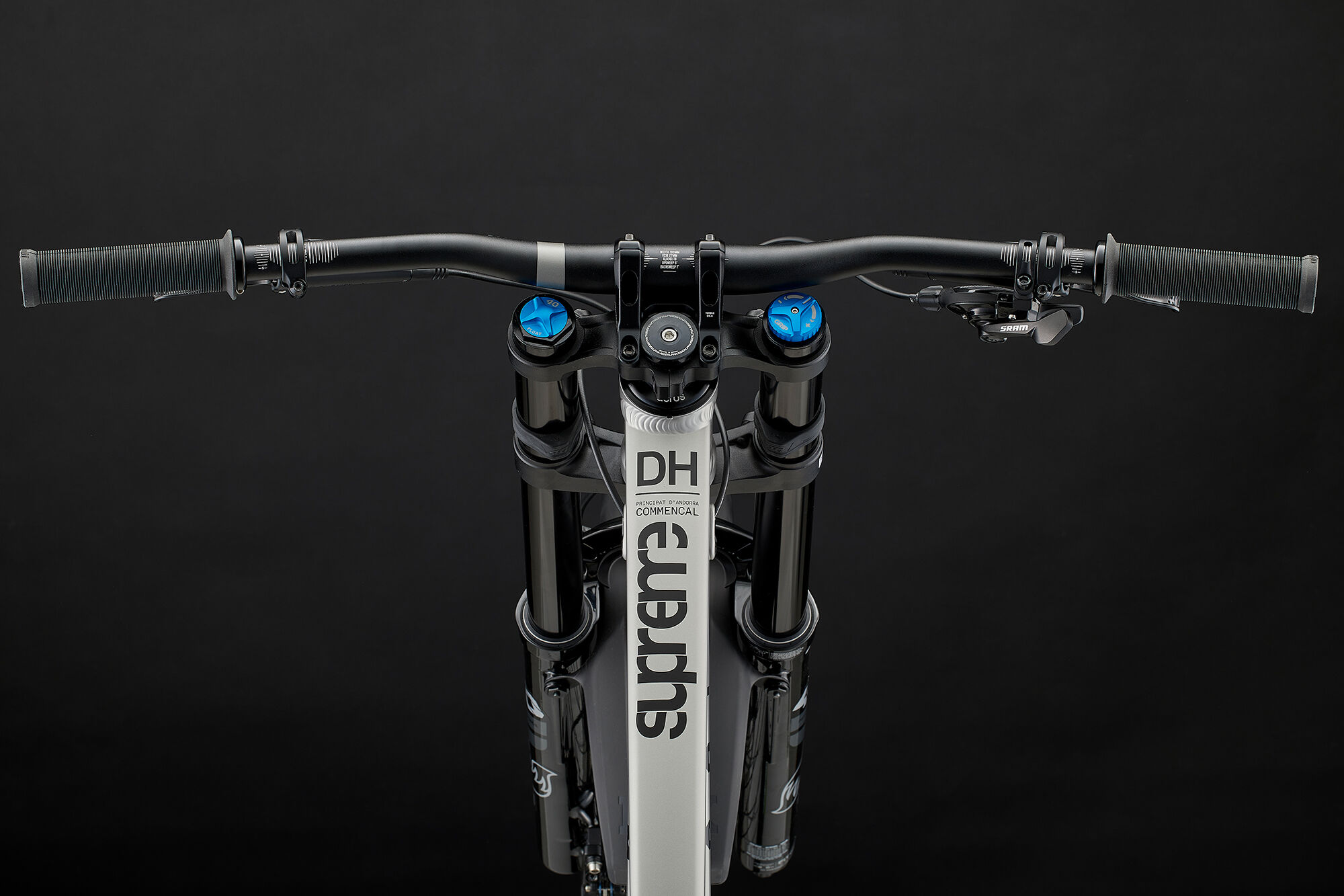 Ultimate Downhill Machine: COMMENCAL SUPREME DH V5 ESSENTIAL SILVER