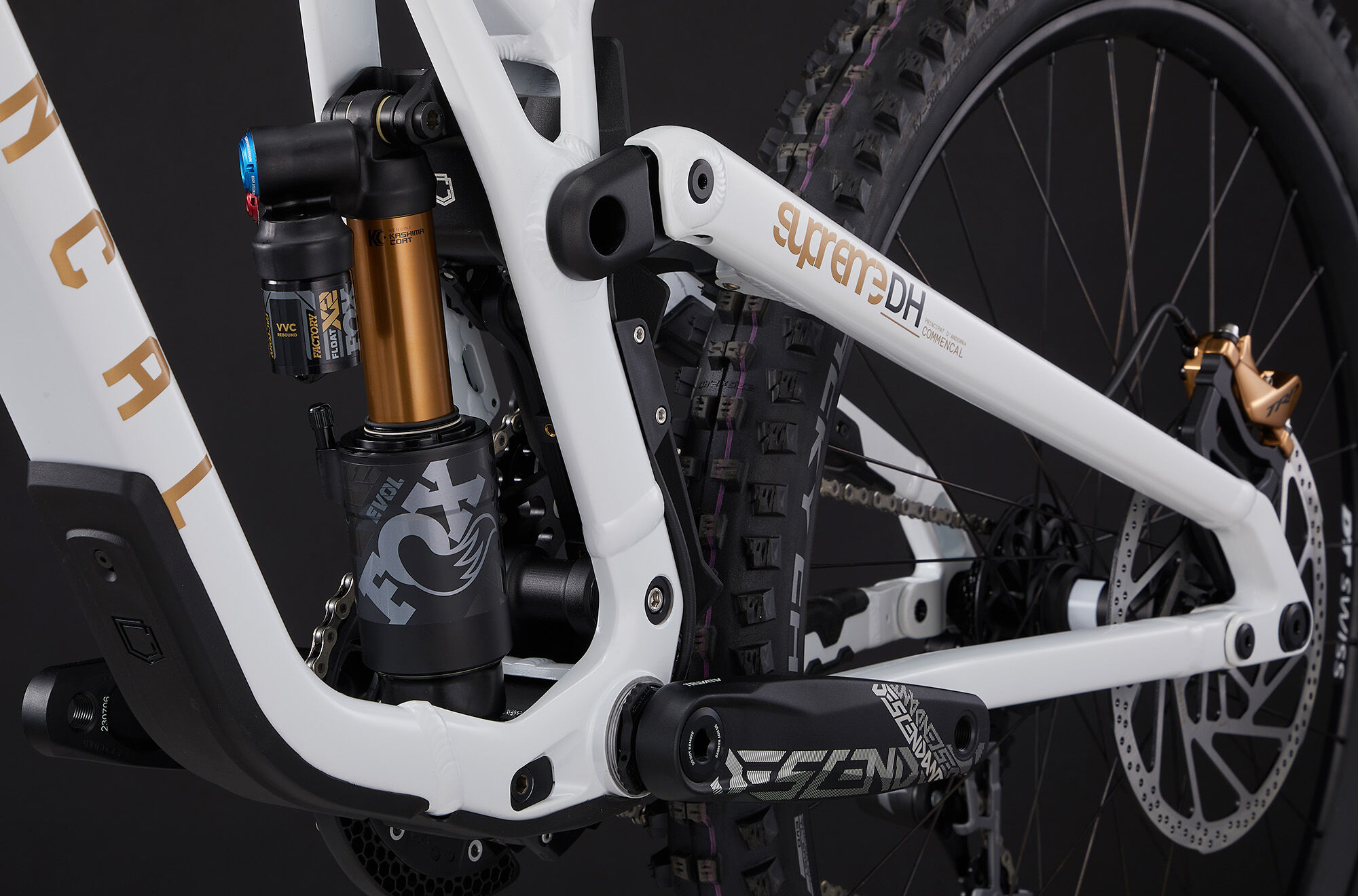 Conquer Canadian Trails with the COMMENCAL SUPREME DH V5 SIGNATURE