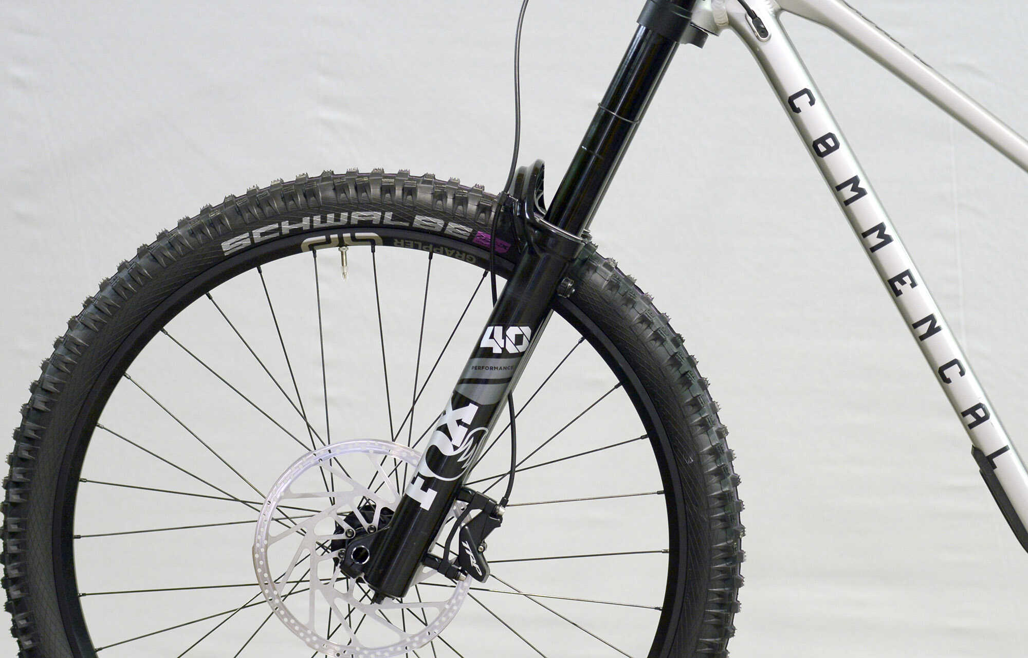 COMMENCAL SUPREME DH V5 ESSENTIAL SILVER - M (23150902) image large number 4
