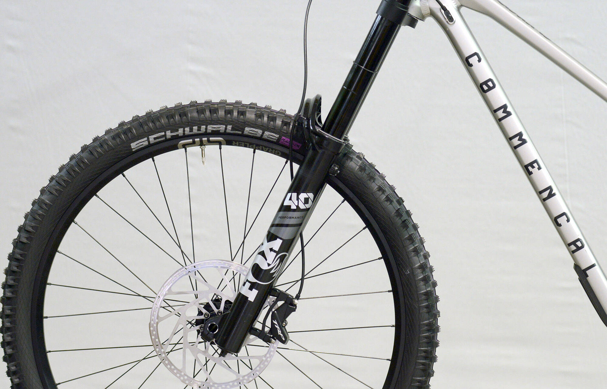 COMMENCAL SUPREME DH V5 ESSENTIAL SILVER - M (23150902) image large number 4