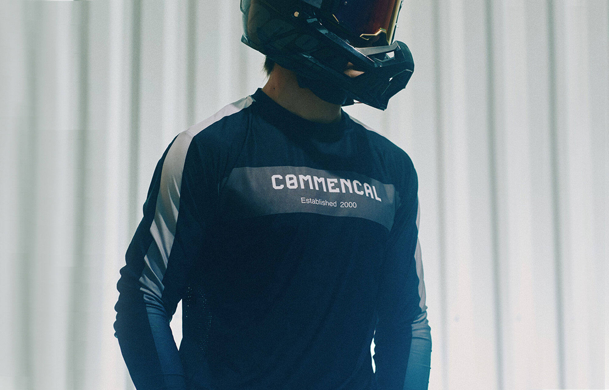 MAILLOT COMMENCAL LIGHTECH MANGA LARGA RACE BLACK POLYCHROM image large number 3