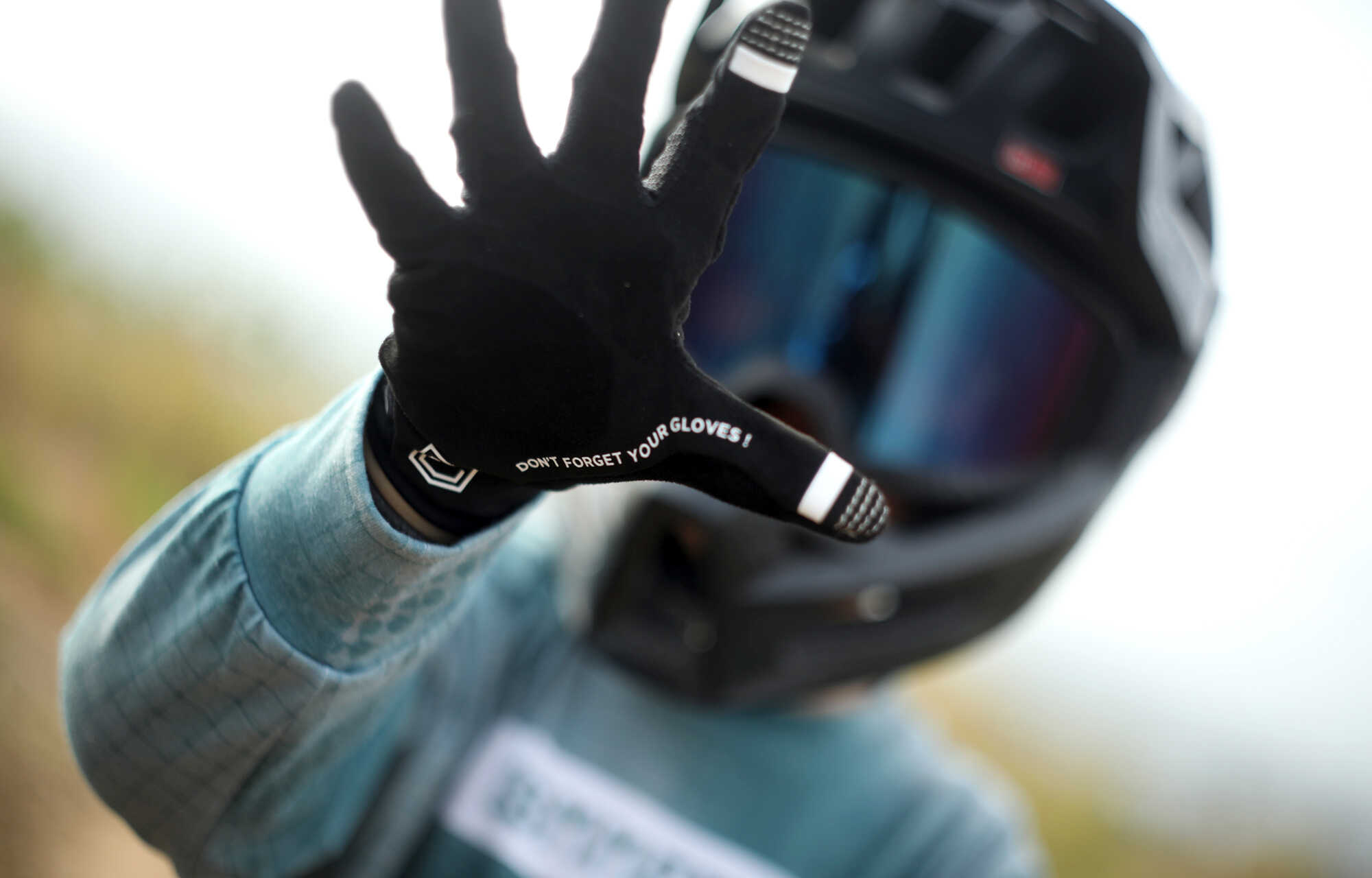 COMMENCAL KIDS LIGHTECH GLOVES CORPORATE BLACK image large number 3