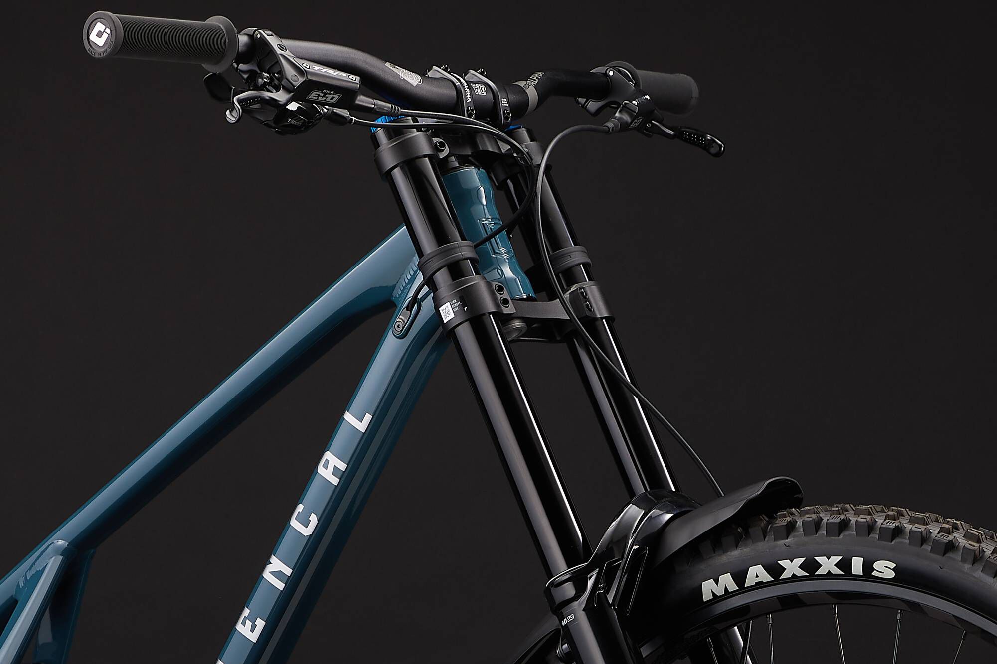 COMMENCAL SUPREME DH V5 ESSENTIAL AQUA BLUE | High-Performance