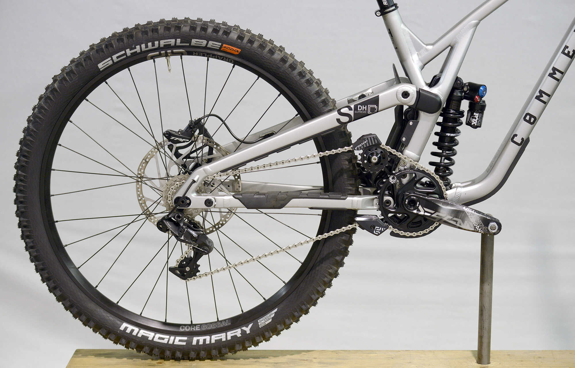 COMMENCAL SUPREME DH V5 ESSENTIAL SILVER - M (23150902) image large number 0