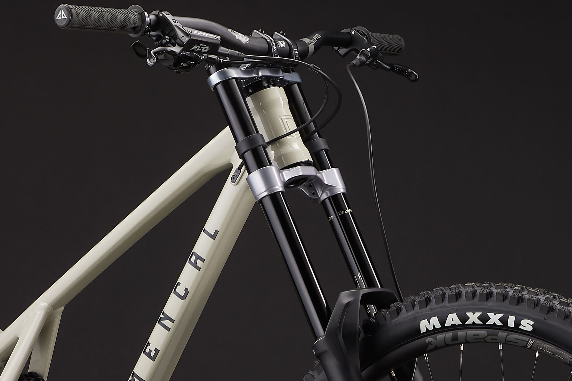 COMMENCAL SUPREME DH V5 RIDE CHALK: Ultimate Downhill Race Bike