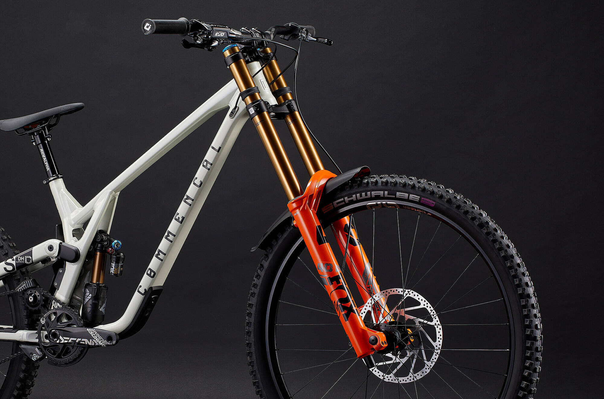 COMMENCAL SUPREME DH V5 SIGNATURE CLEAR SILVER image large number 8
