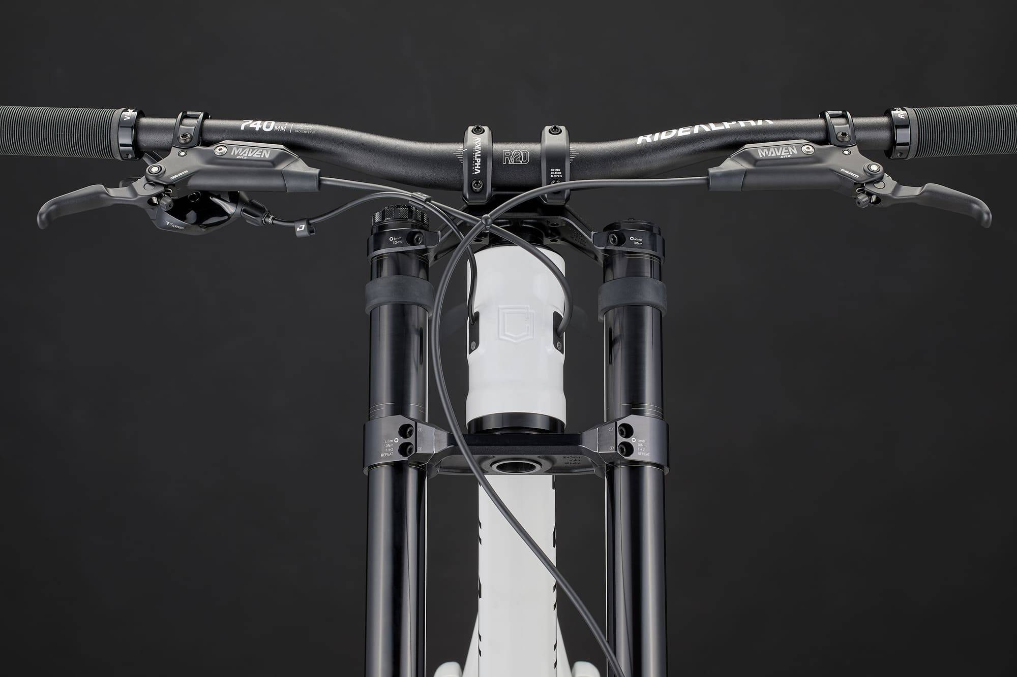 COMMENCAL SUPREME DH XS V5.2 PURE WHITE 2027 image large number 4