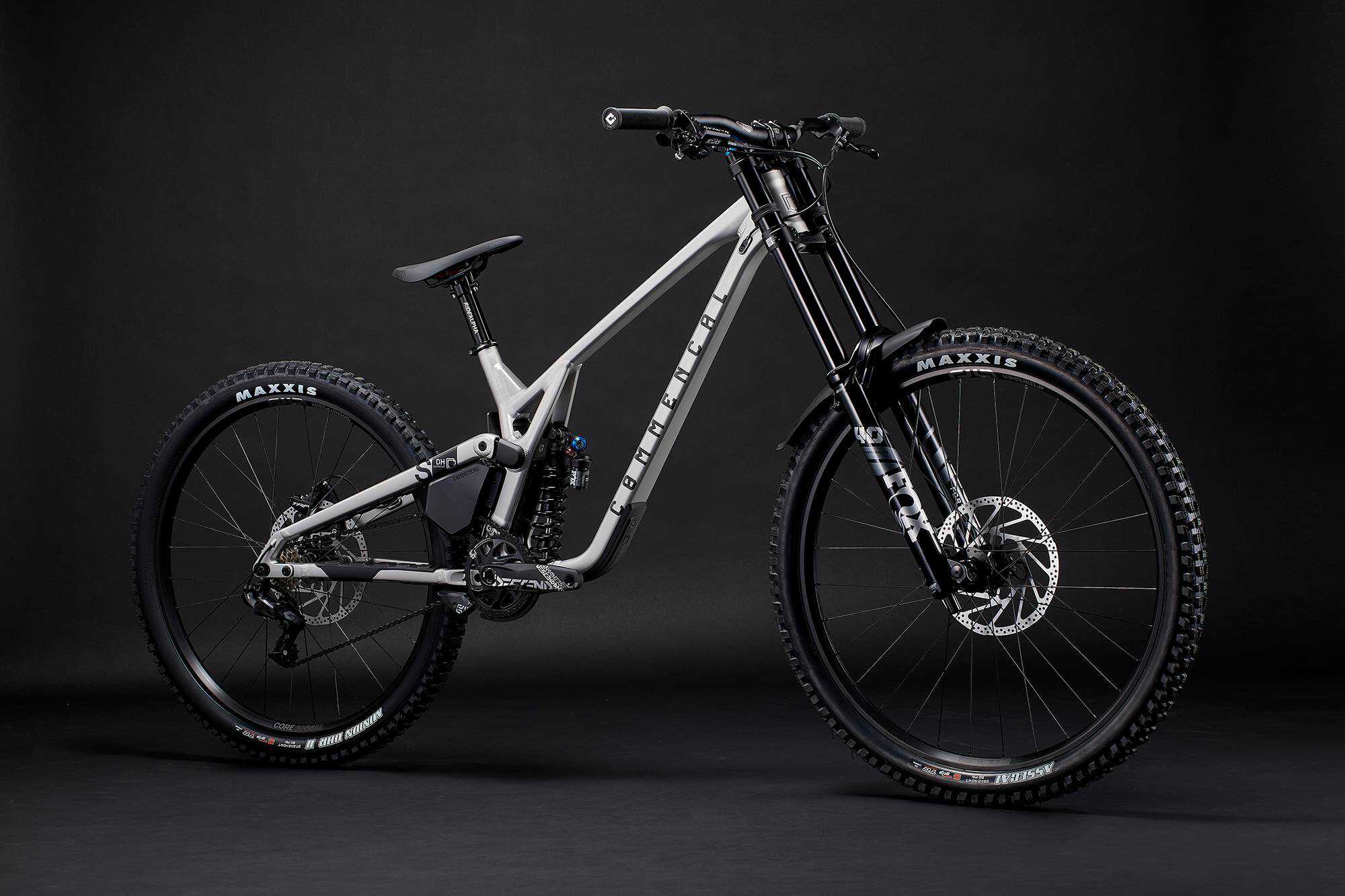 COMMENCAL SUPREME DH V5 ESSENTIAL SILVER image large number 1