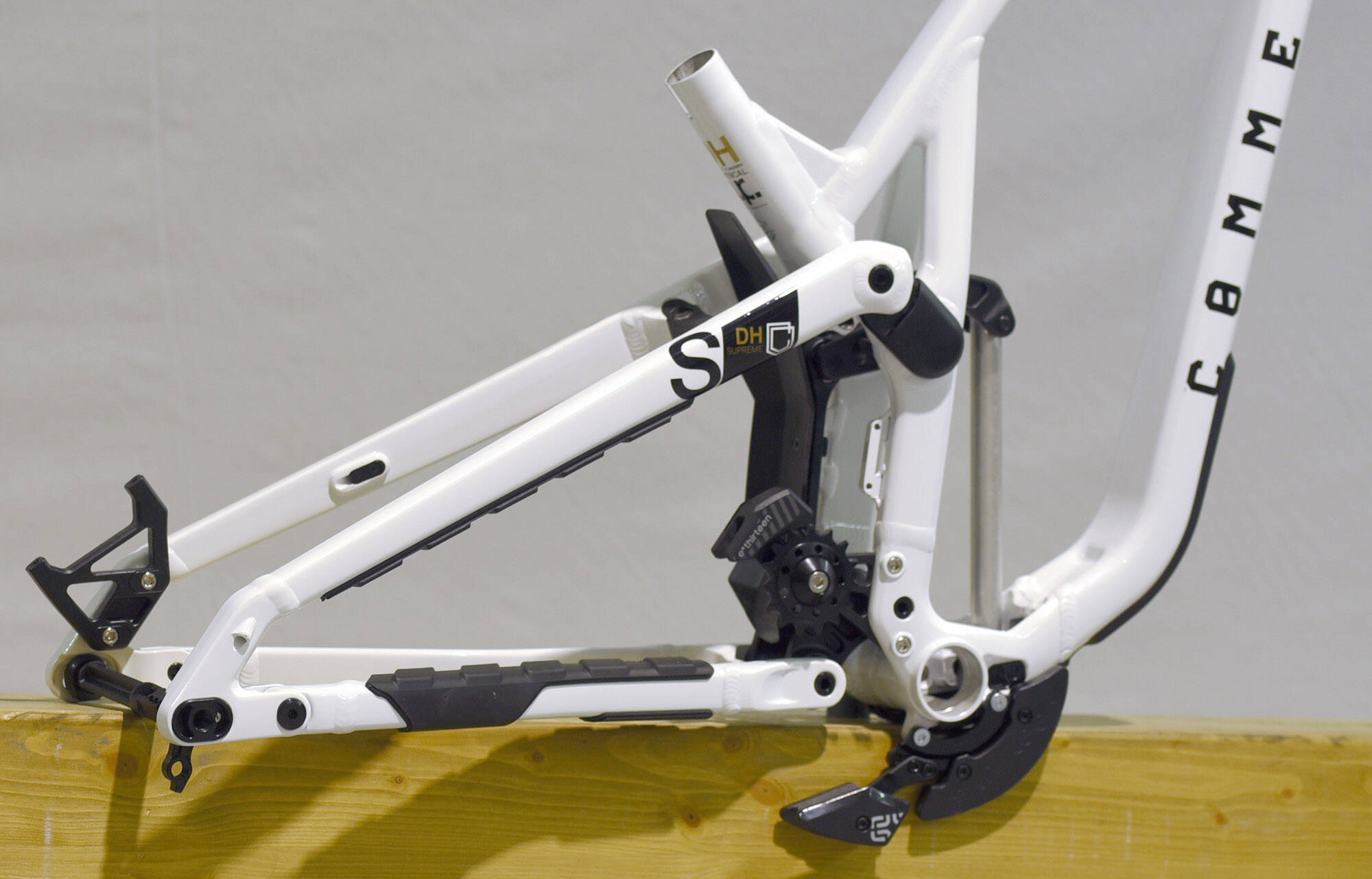 FRAME COMMENCAL SUPREME DH V5 PURE WHITE - L (22250703) image large number 2