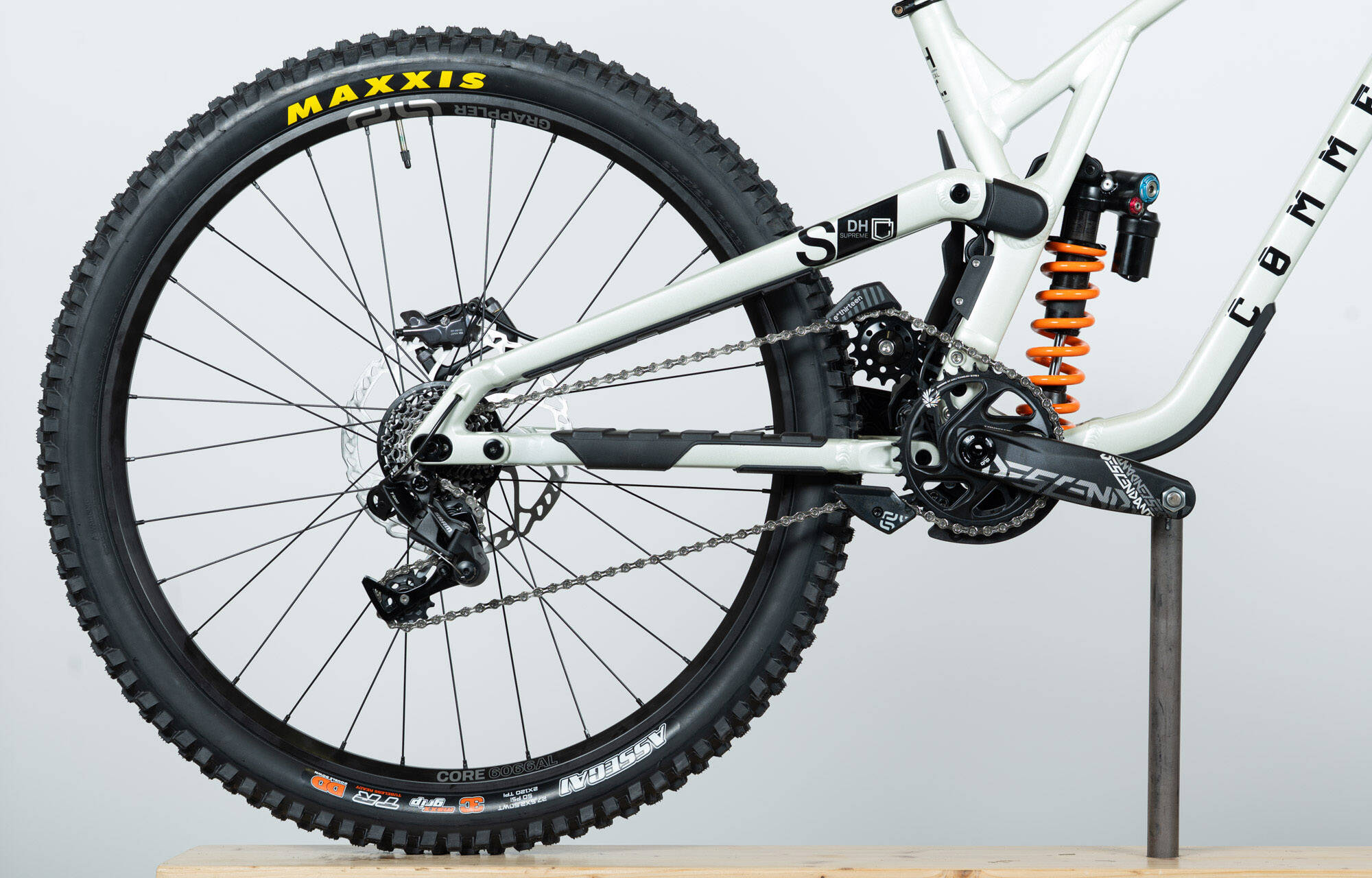 COMMENCAL SUPREME DH V5 SIGNATURE COIL CLEAR SILVER - L (22150303) image large number 0