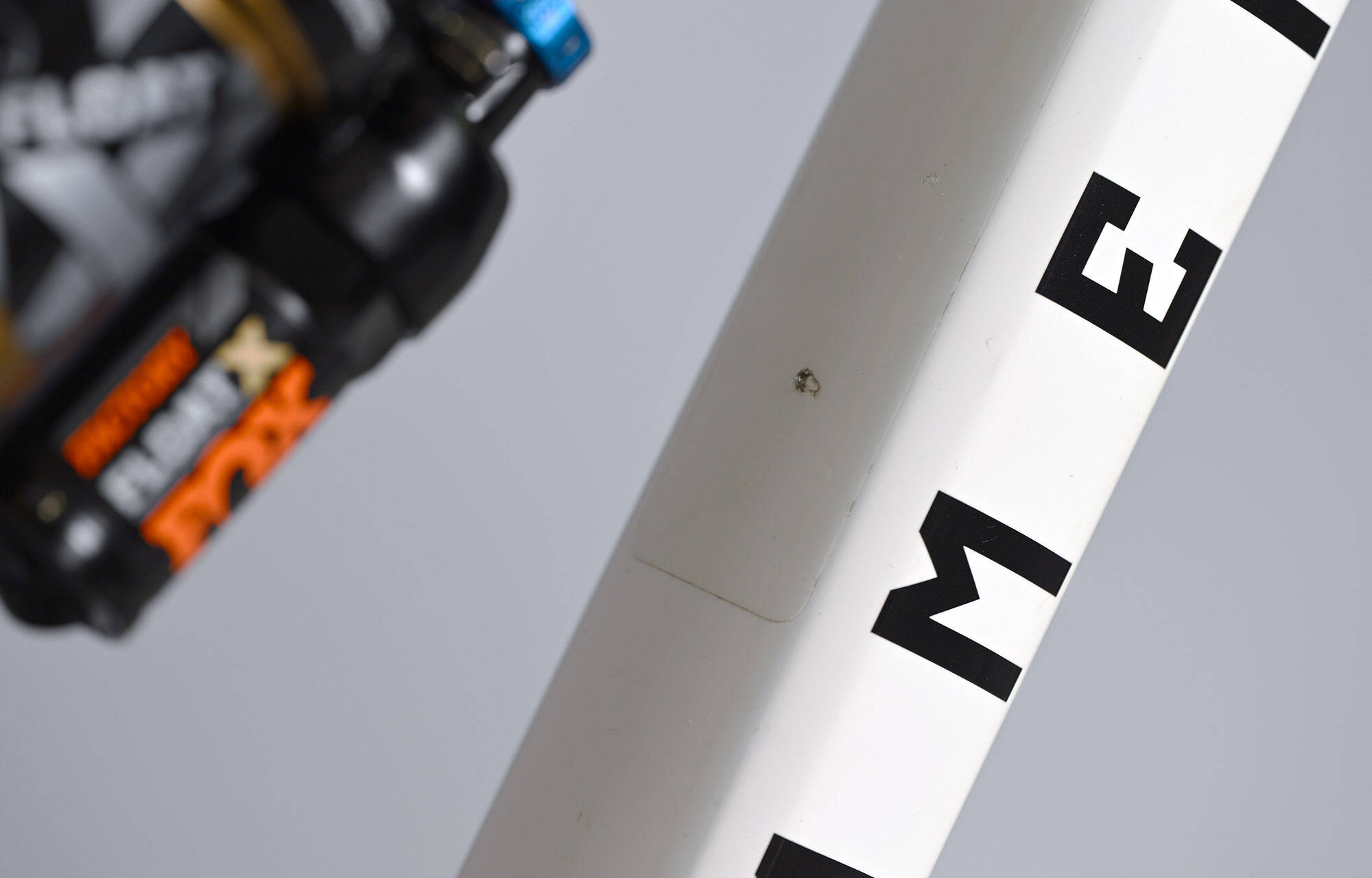 COMMENCAL META V5 SIGNATURE CLEAR SILVER - L (23121003) image large number 12