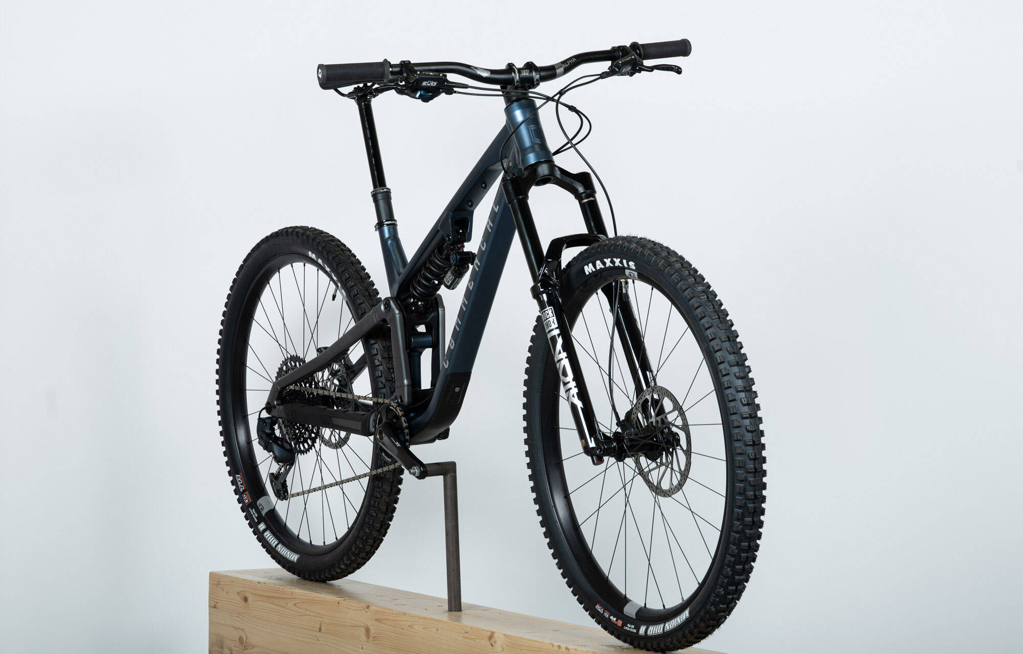 COMMENCAL META V5 RACE SPARKLY BLUE - M (23121302) image large number 2