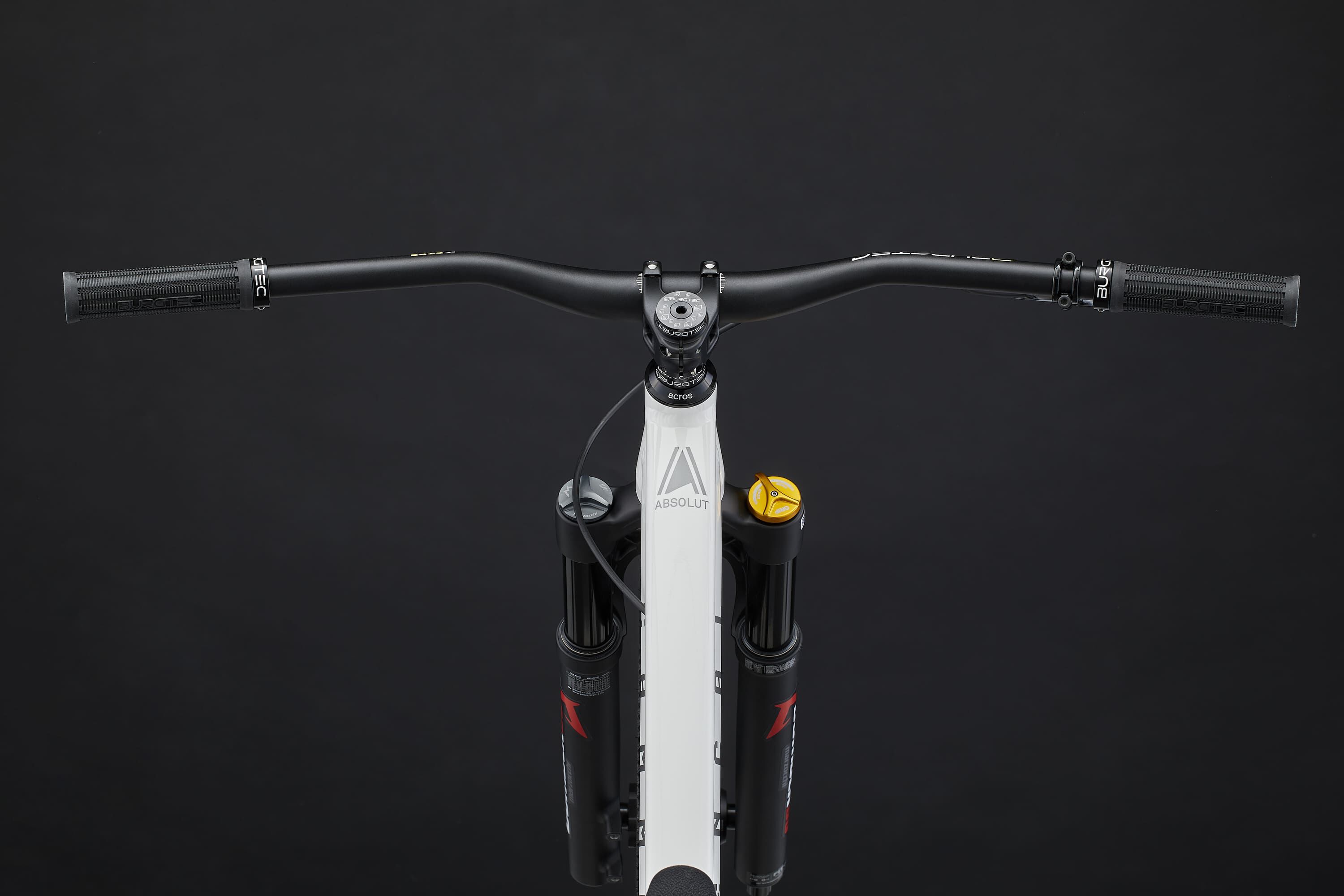 COMMENCAL Absolut Bomber Black Pure White - Ultimate Dirt Jump Bike