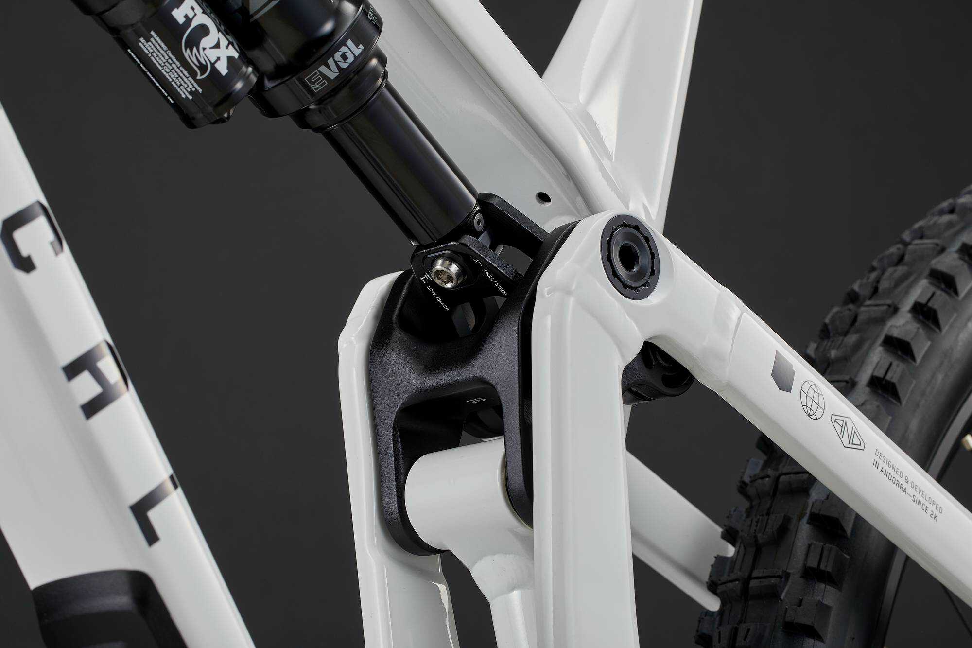 COMMENCAL META V5 ESSENTIAL PURE WHITE image large number 4