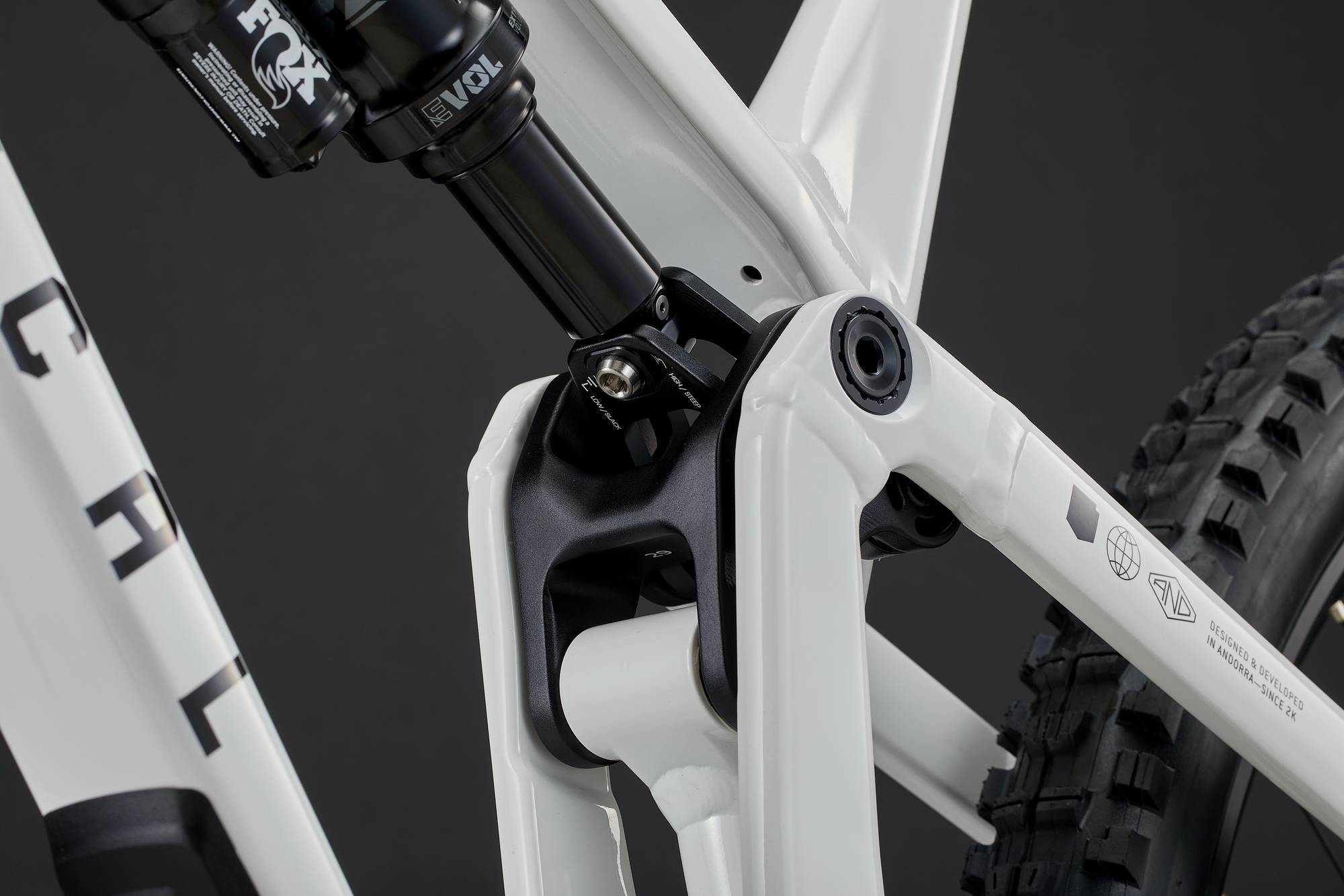 COMMENCAL META V5 ESSENTIAL PURE WHITE image large number 4