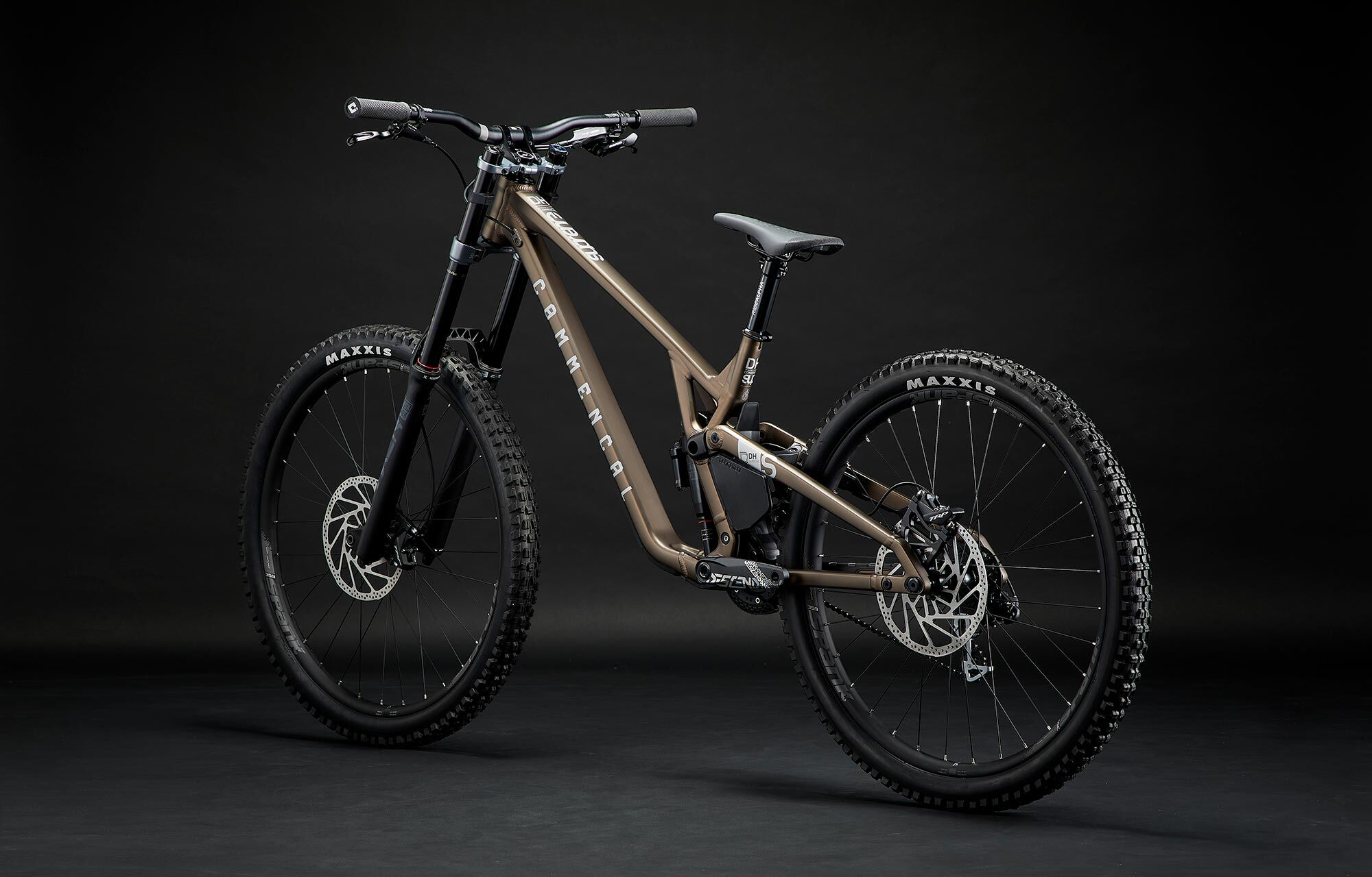 Conquer the Downhill: COMMENCAL SUPREME DH V5 RIDE FROZEN BROWN