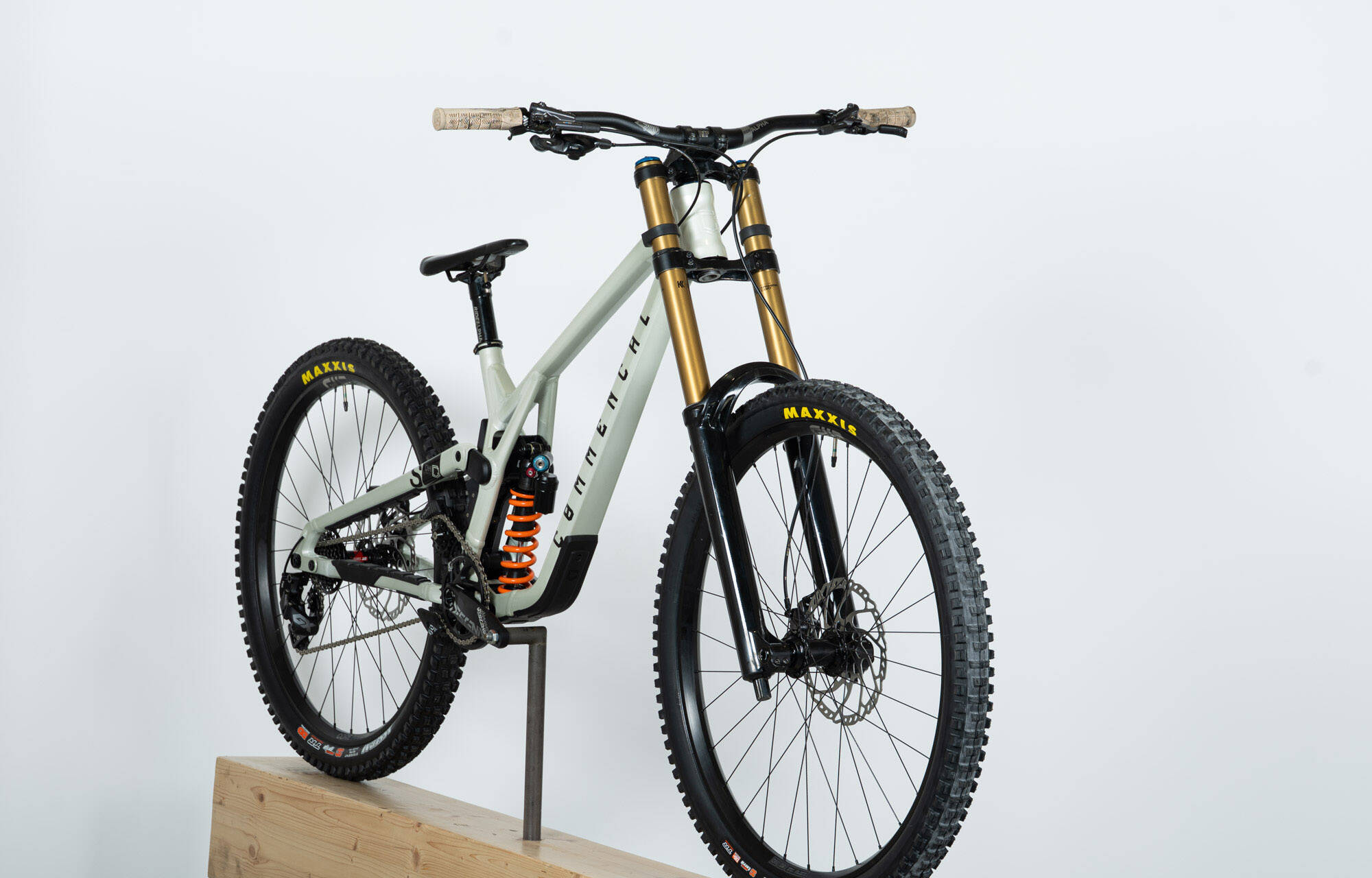 COMMENCAL SUPREME DH V5 SIGNATURE COIL CLEAR SILVER - L (22150303) image large number 2