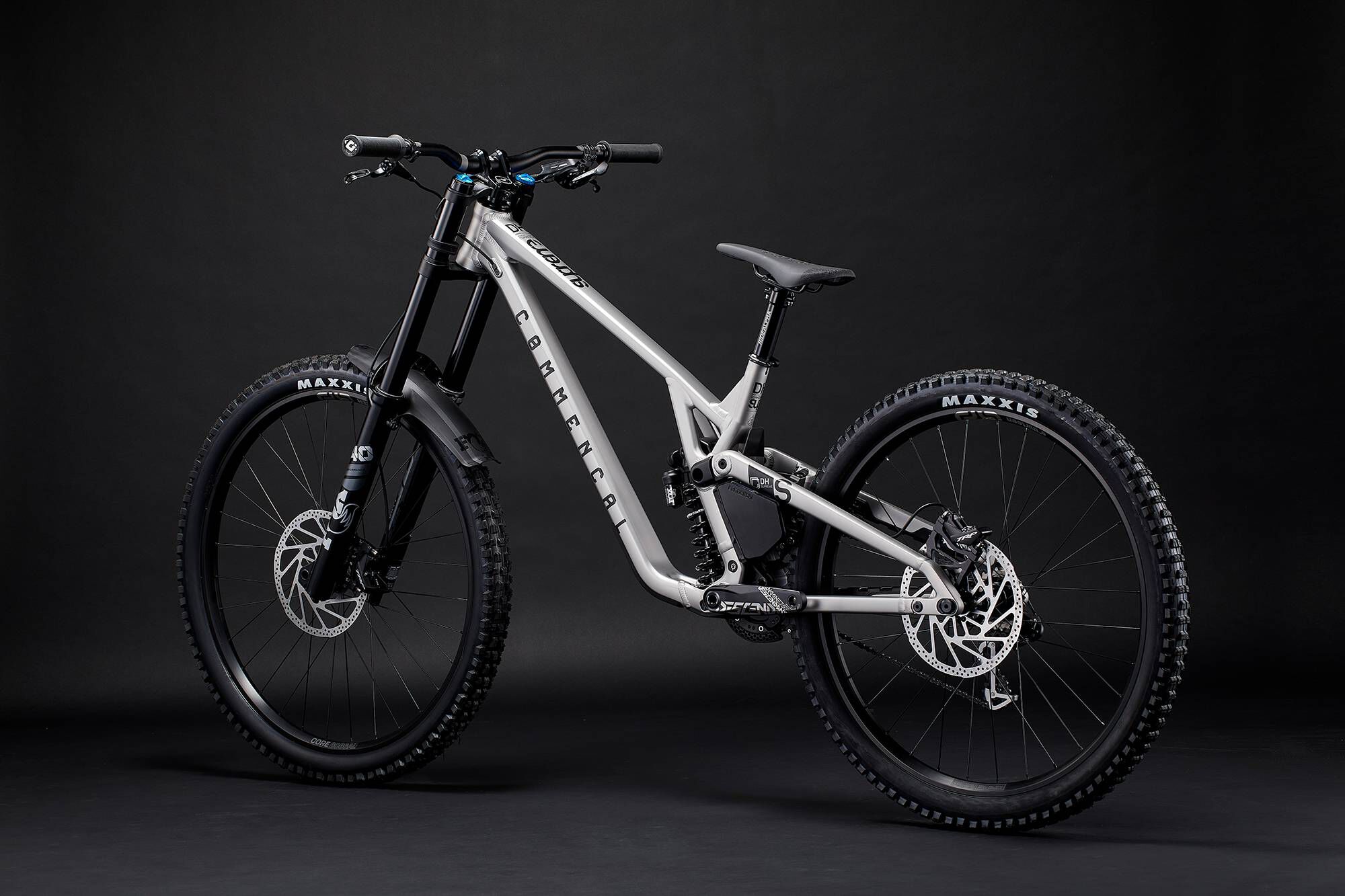 自転車本体 commencal supreme dh Ultimate Downhill Machine: COMMENCAL SUPREME DH V5 ESSENTIAL SILVER