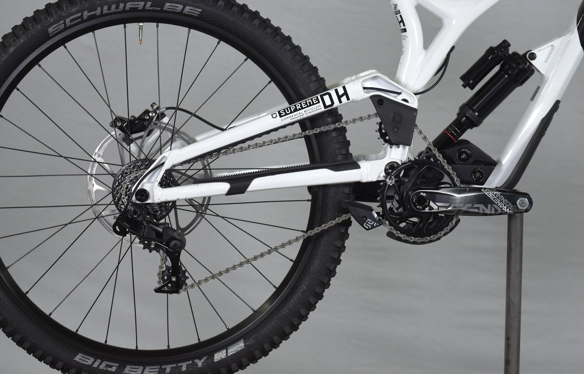 COMMENCAL SUPREME DH 29/27 TEAM BLACK & WHITE - L (21150803) image number null