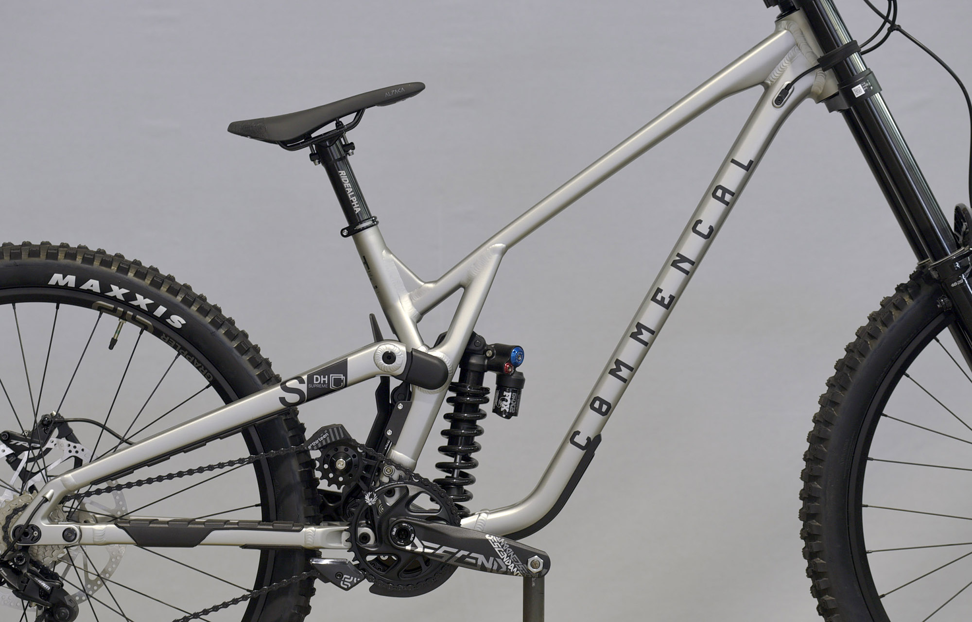 COMMENCAL SUPREME DH V5 ESSENTIAL SILVER - L (23150903) image number null
