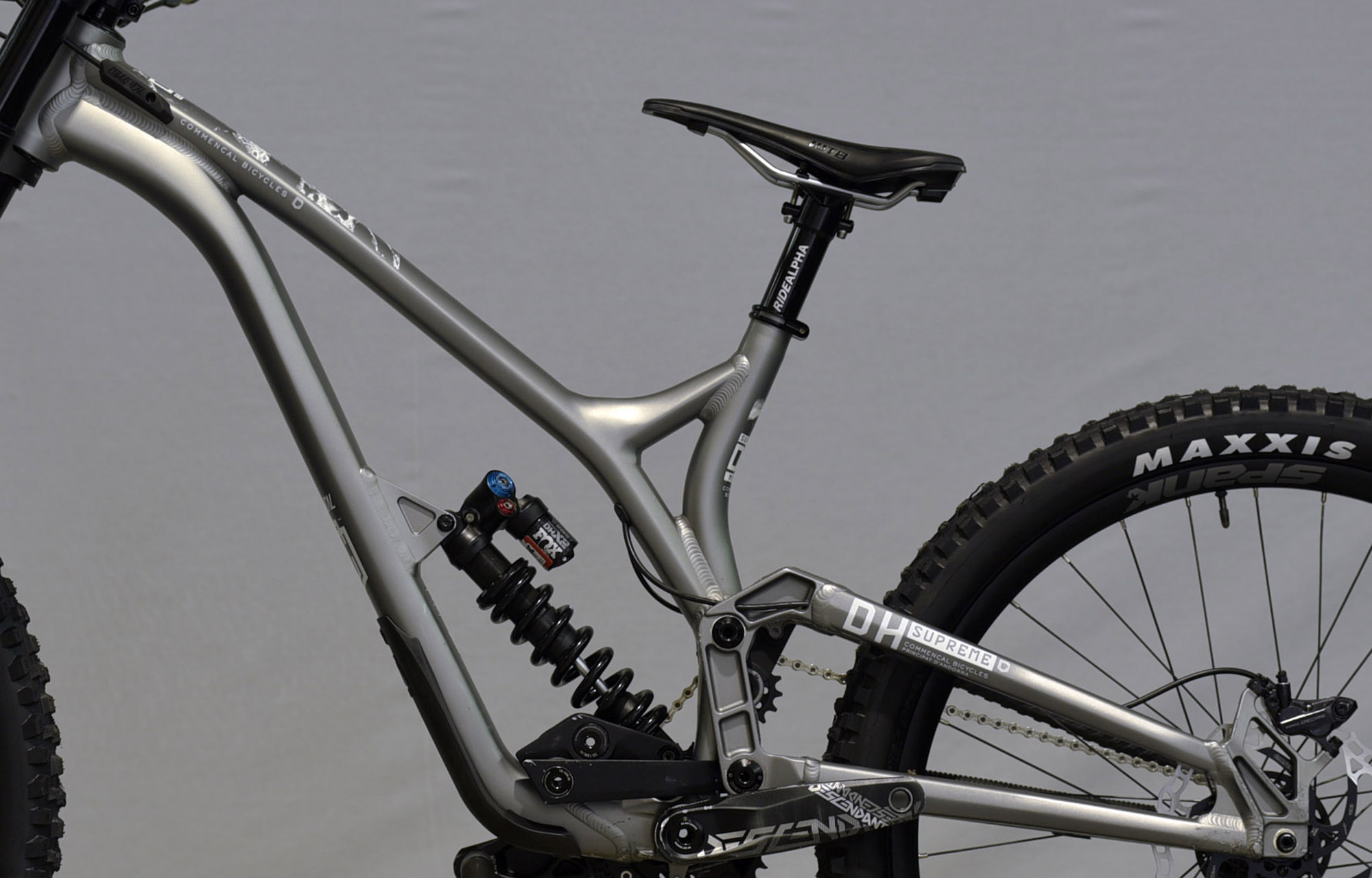COMMENCAL SUPREME DH 29/27 RACE MATTE GRAPHITE  - L (21151203) image number null