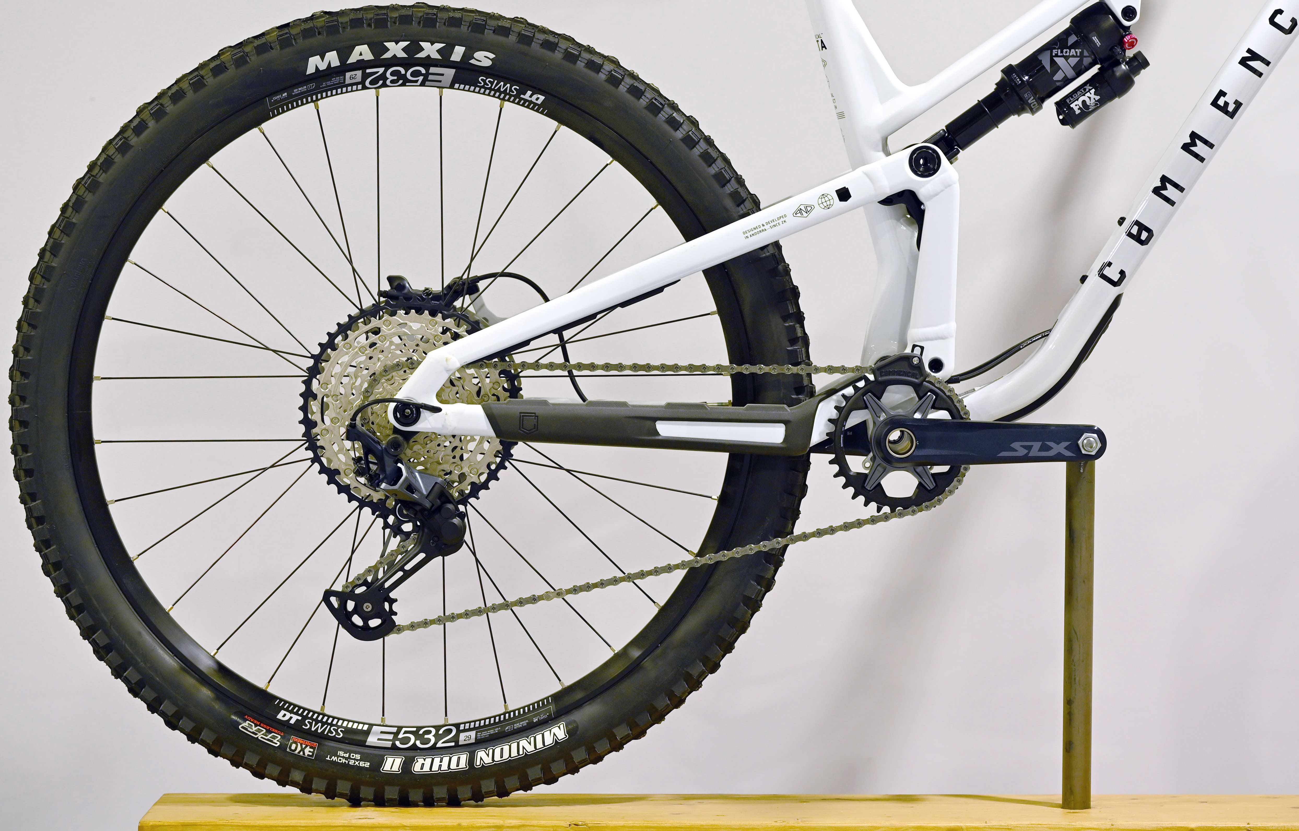 COMMENCAL META V5 ESSENTIAL PURE WHITE - L (23121103) image number null