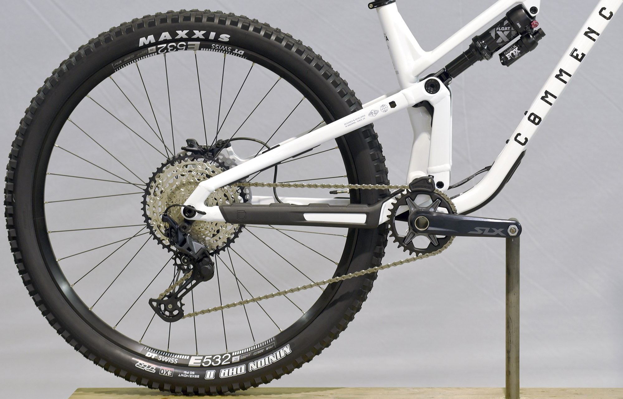 COMMENCAL META V5 ESSENTIAL PURE WHITE - M (23121202) image number null