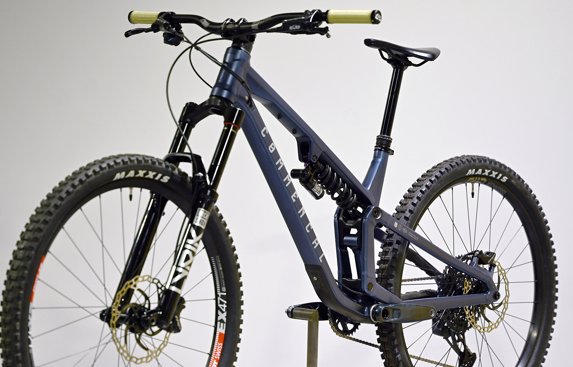 COMMENCAL META V5 RACE SPARKLY BLUE - M (23121302) image cover number large 4