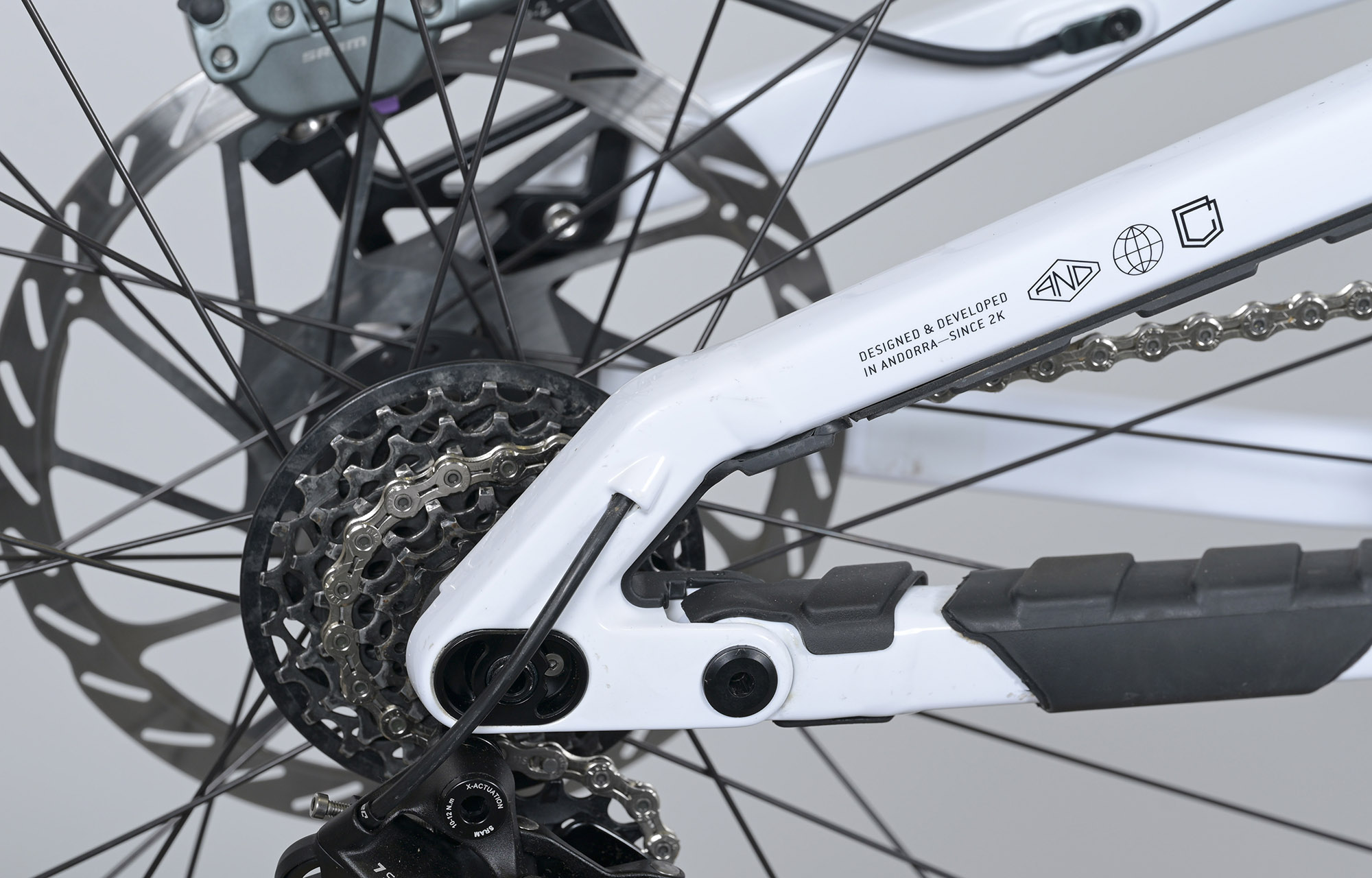 COMMENCAL SUPREME DH V5 ROCKSHOX PURE WHITE - M (24157102) image cover number large 4