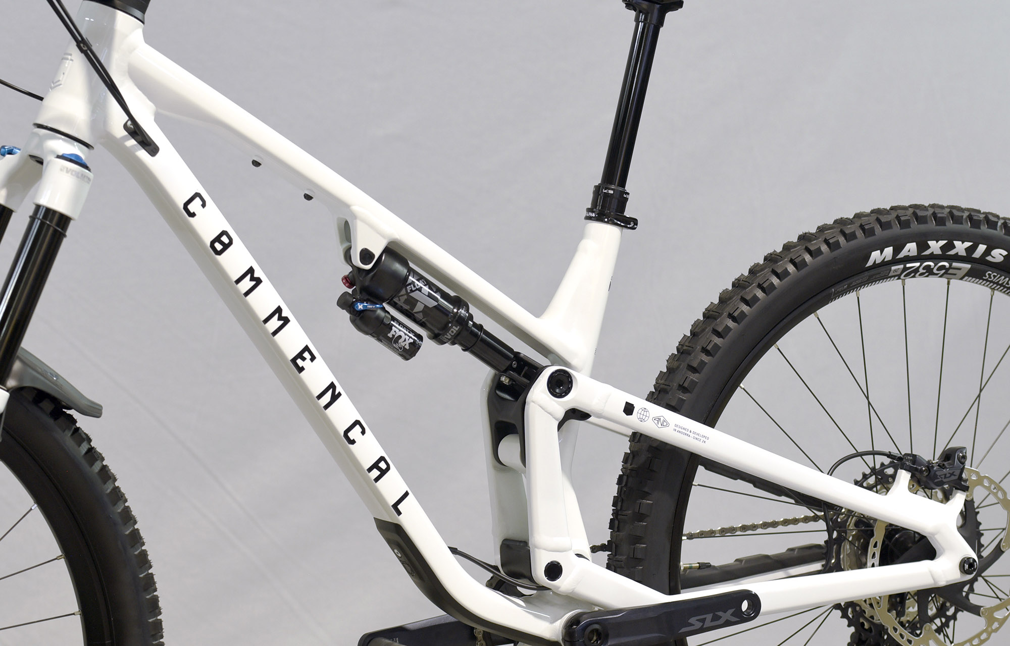 COMMENCAL META V5 ESSENTIAL PURE WHITE - M (23121202) image number null