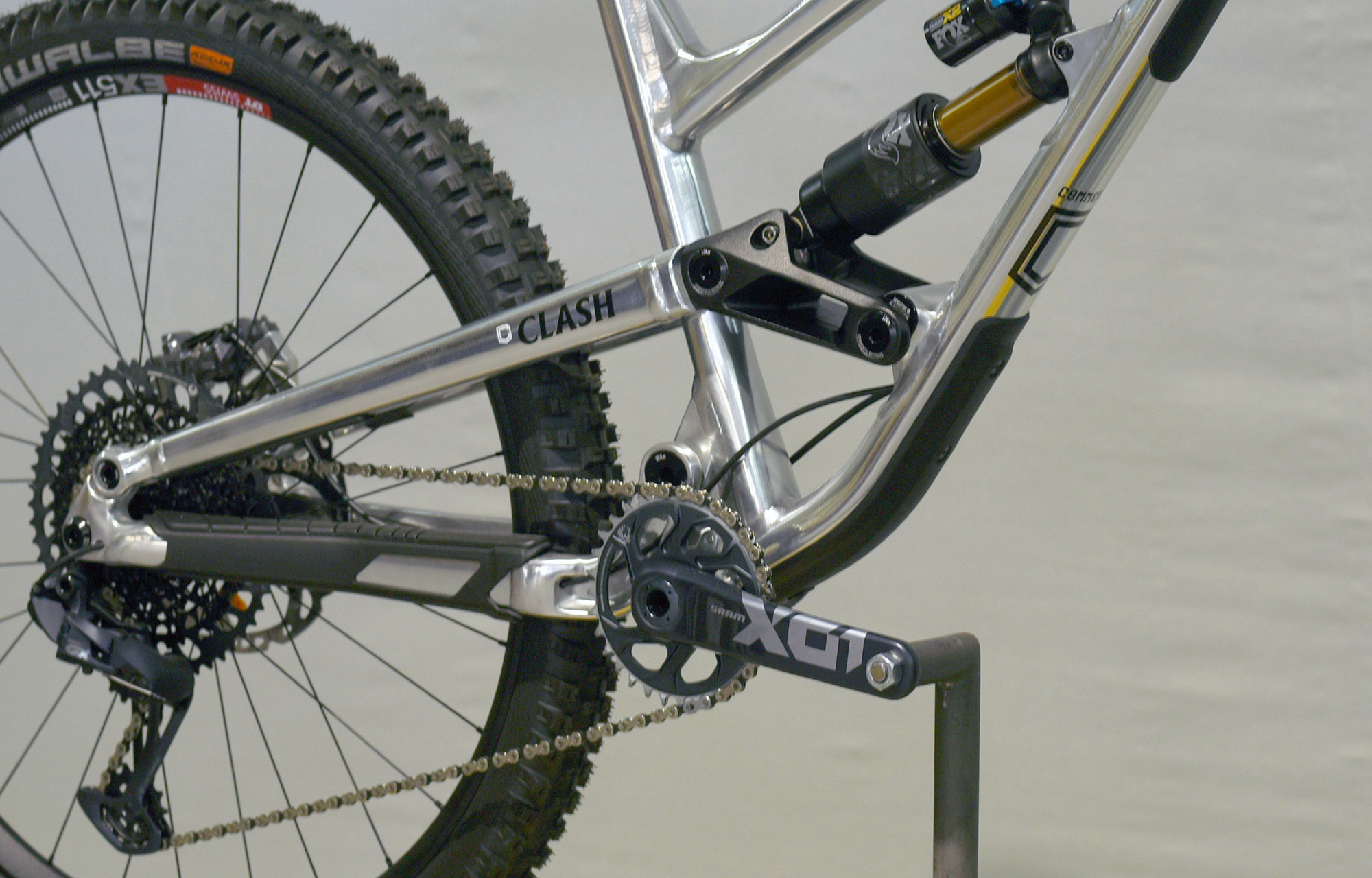 COMMENCAL CLASH HIGH POLISHED ALC - M (23100032) image number null
