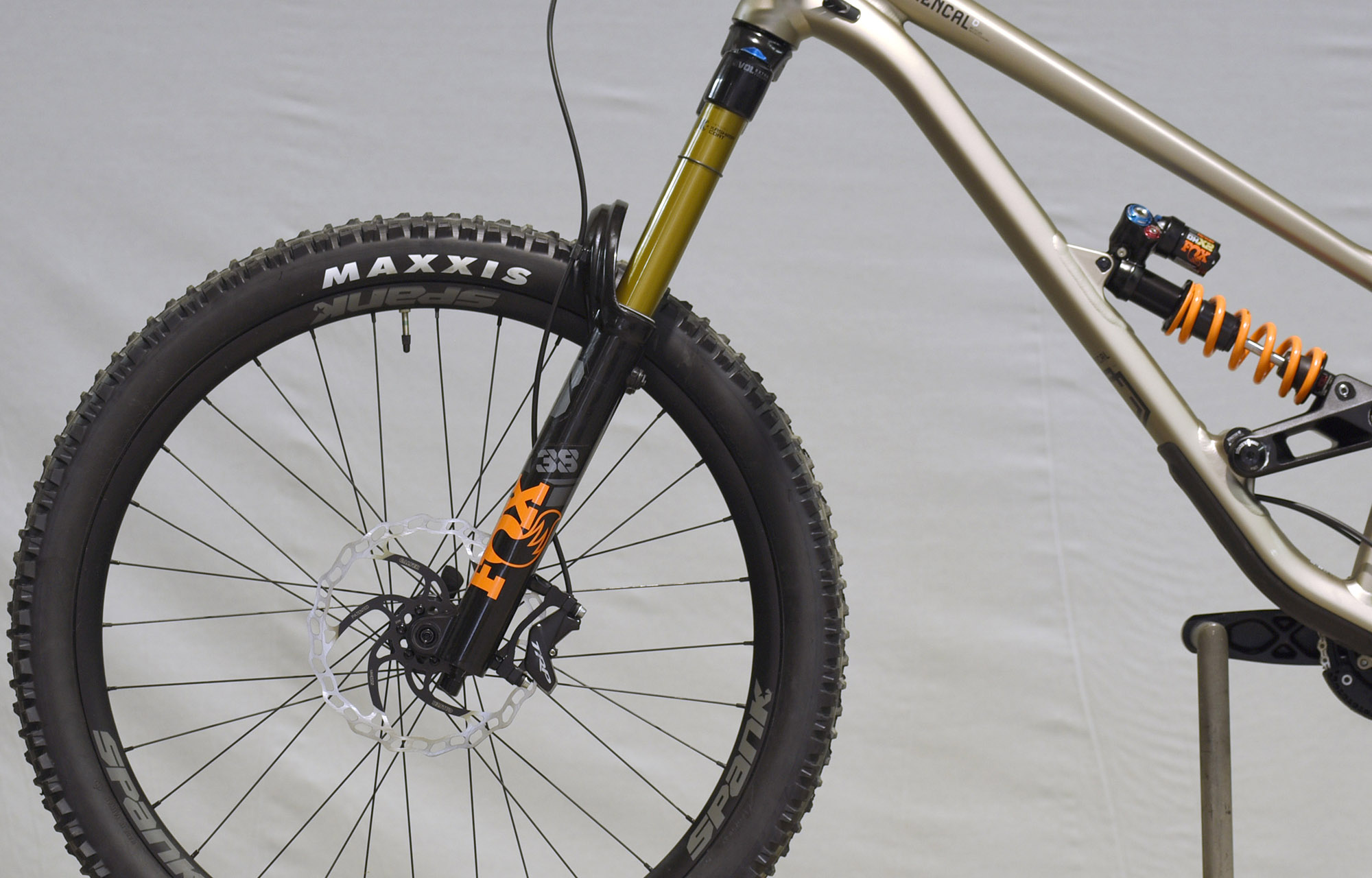 COMMENCAL CLASH PARK EDITION CHAMPAGNE - L (22131703) image number null