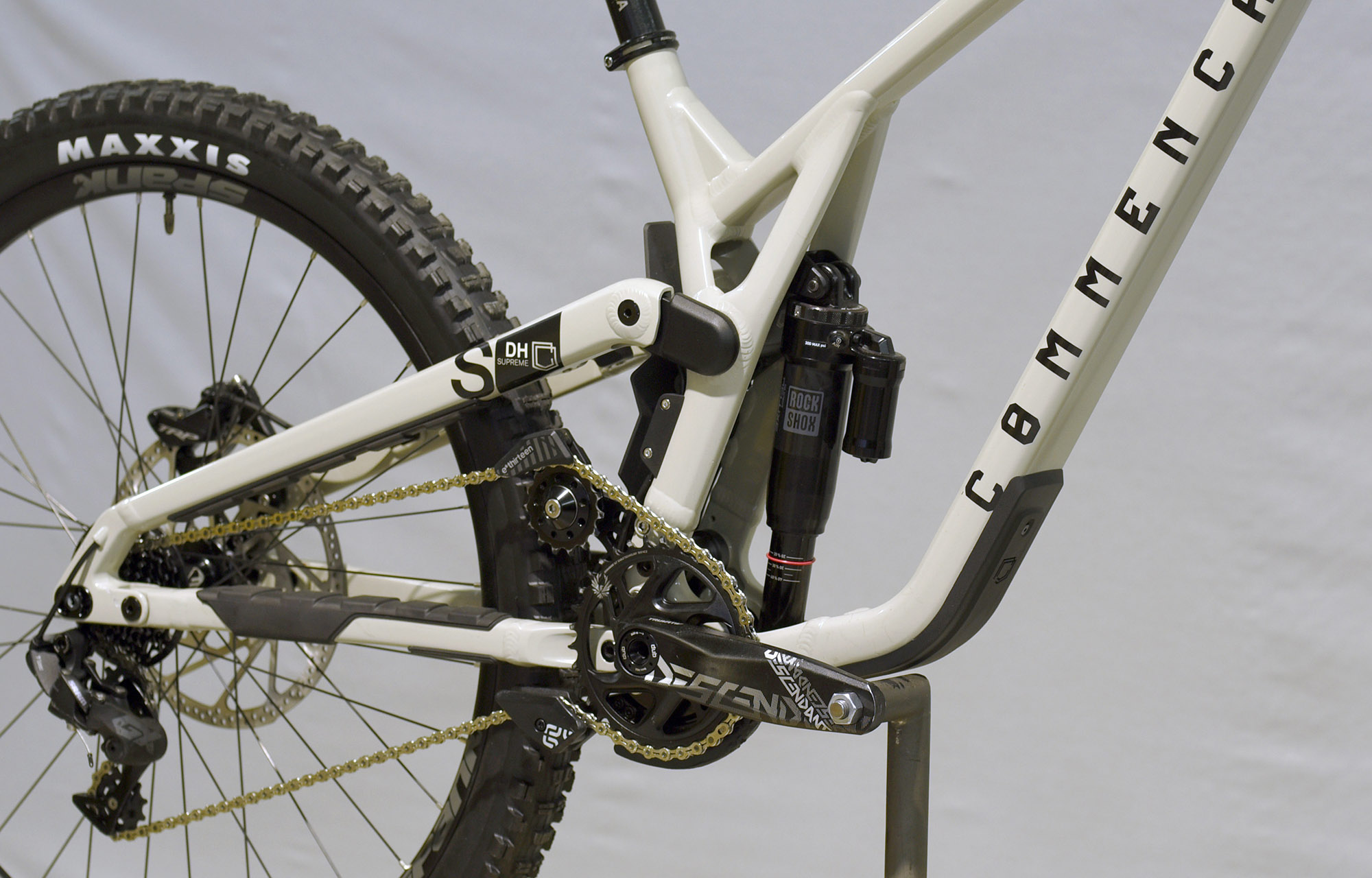 COMMENCAL SUPREME DH V5 RIDE CHALK - L (23150003) image number null