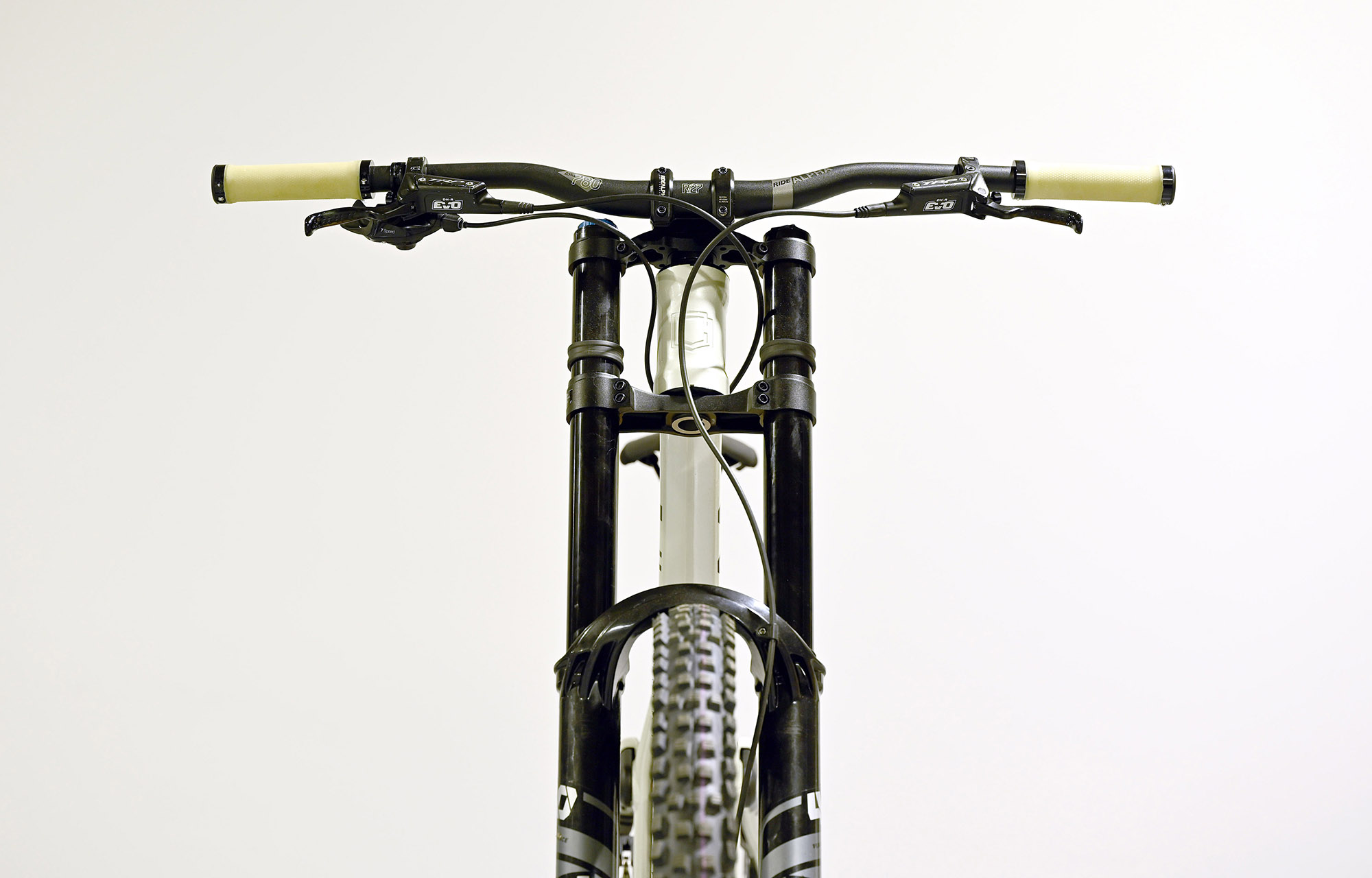 COMMENCAL SUPREME DH V5 ESSENTIAL CLEAR SILVER - L (23150103) image number null