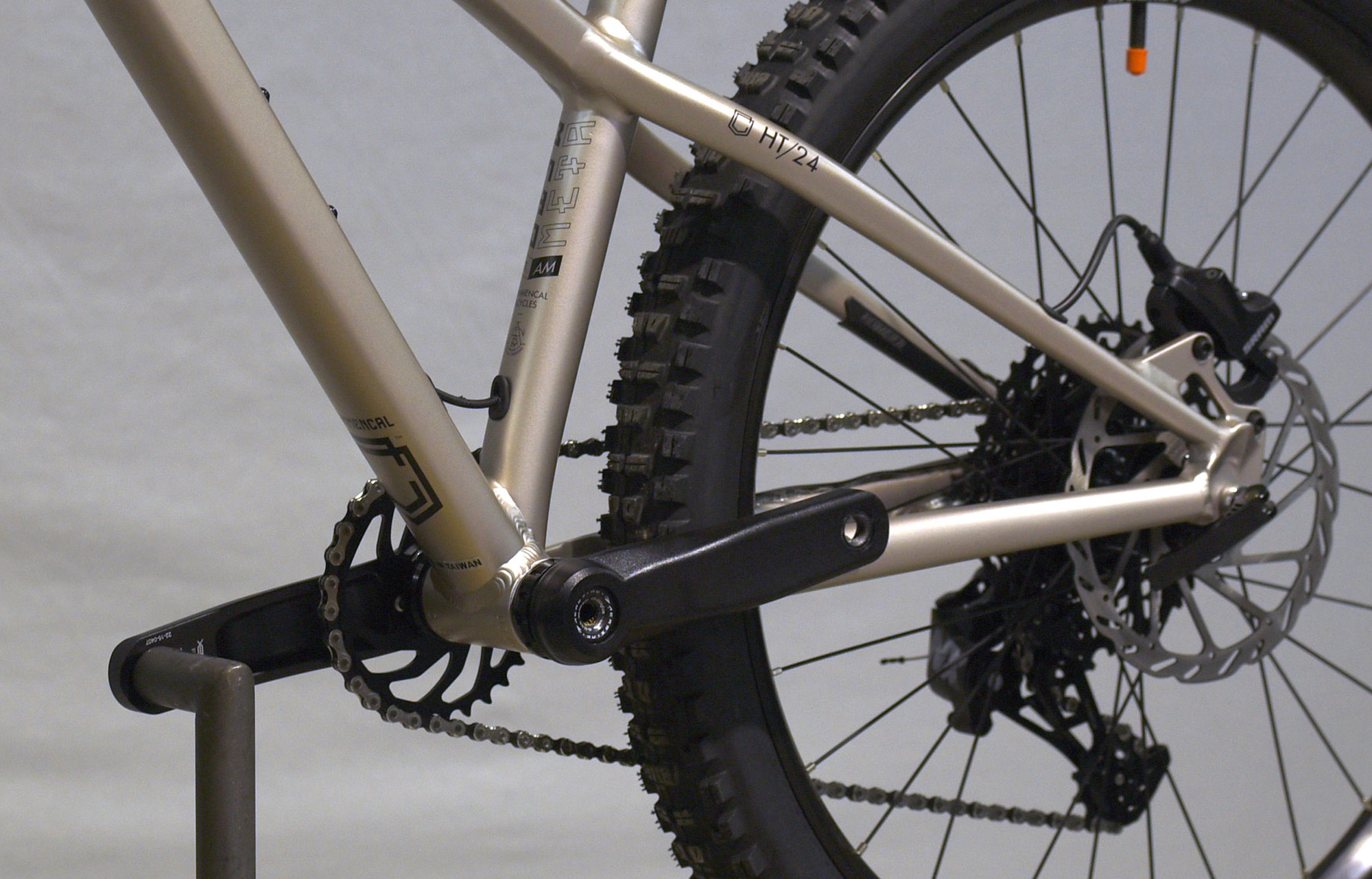COMMENCAL META HT 24 V2 CHAMPAGNE - 24 (22170200) image number null