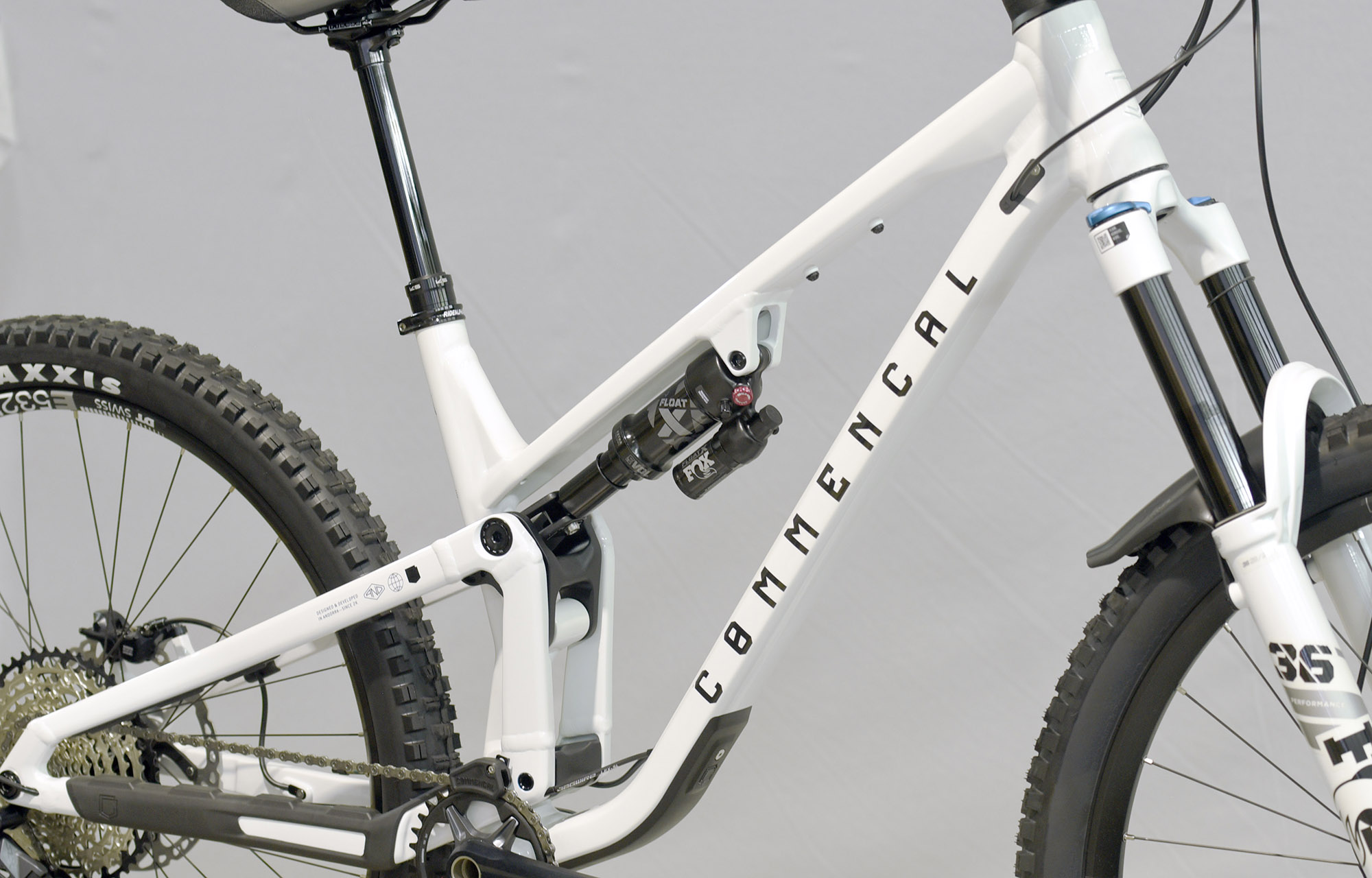 COMMENCAL META V5 ESSENTIAL PURE WHITE - M (23121202) image number null