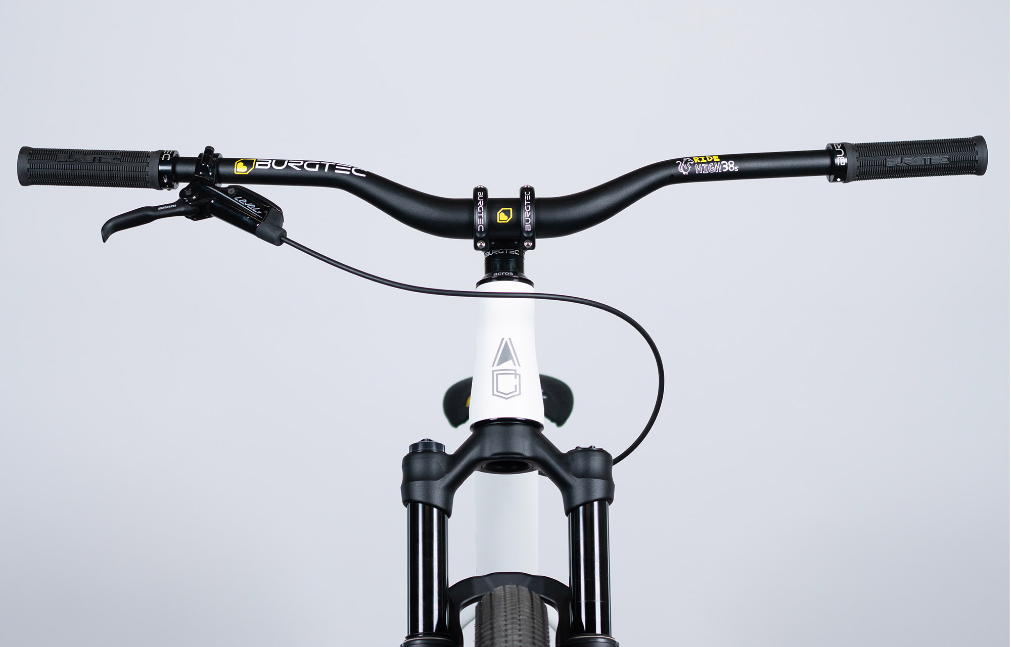 COMMENCAL ABSOLUT CIRCUS MATTE BLACK PURE WHITE - S (24141901) image number null