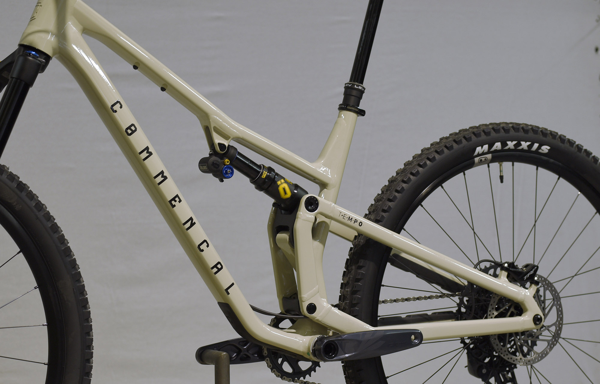 COMMENCAL T.E.M.P.O. OHLINS EDITION CHALK - L (22123903) image number null