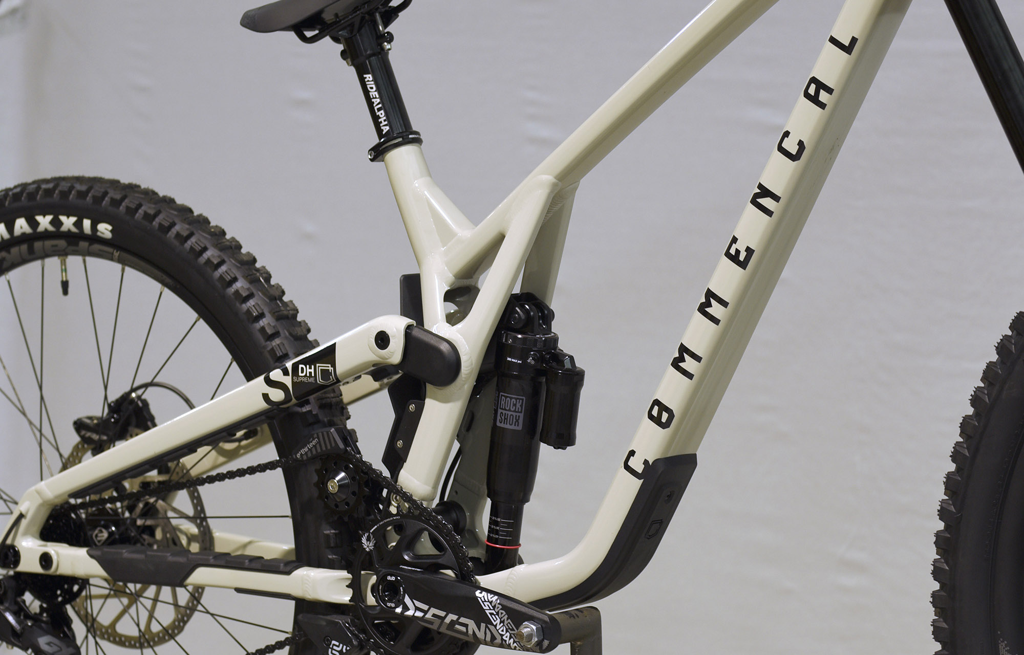 COMMENCAL SUPREME DH V5 RIDE CHALK - L (23150003) image number null