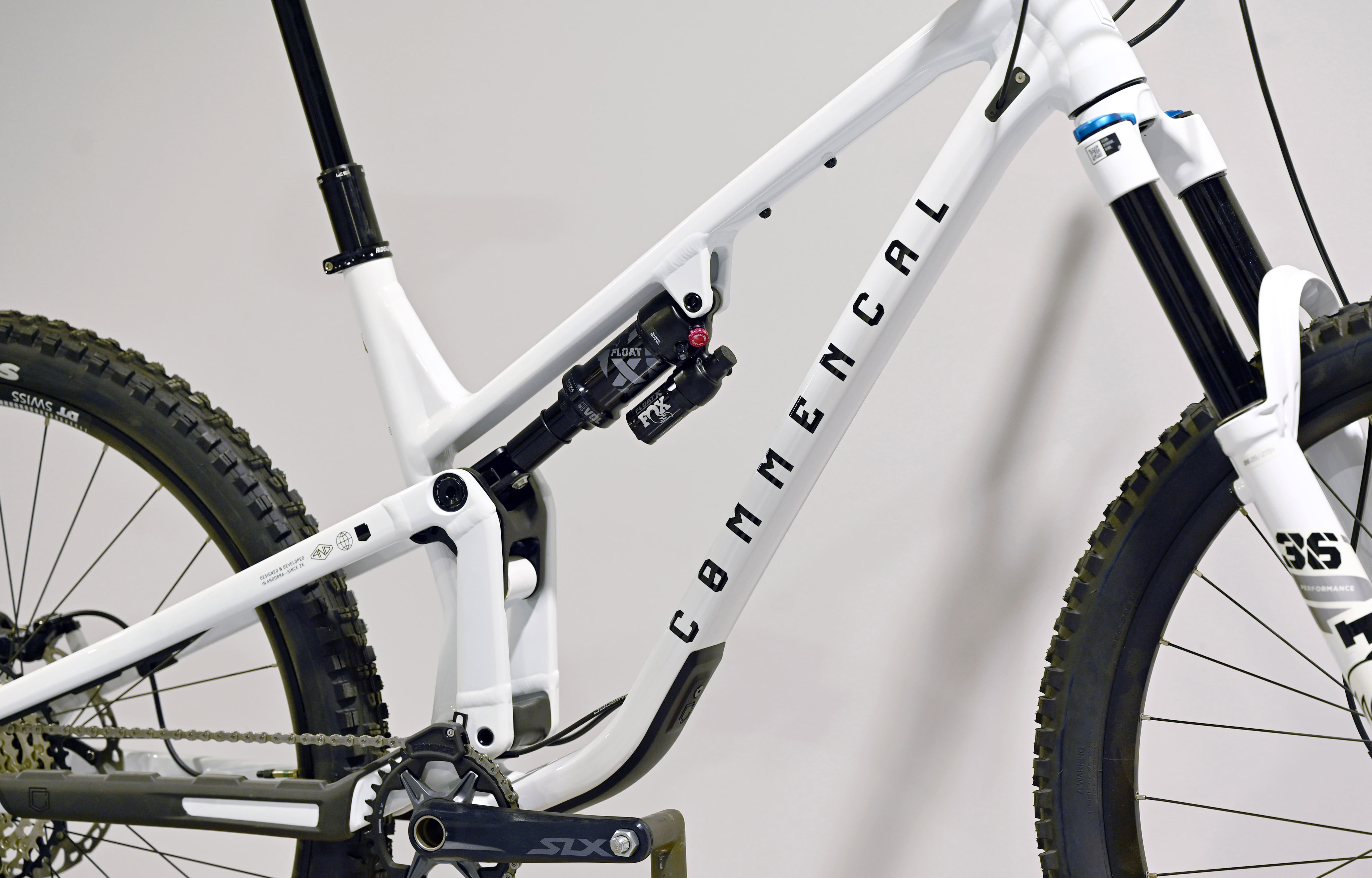 COMMENCAL META V5 ESSENTIAL PURE WHITE - L (23121103) image number null
