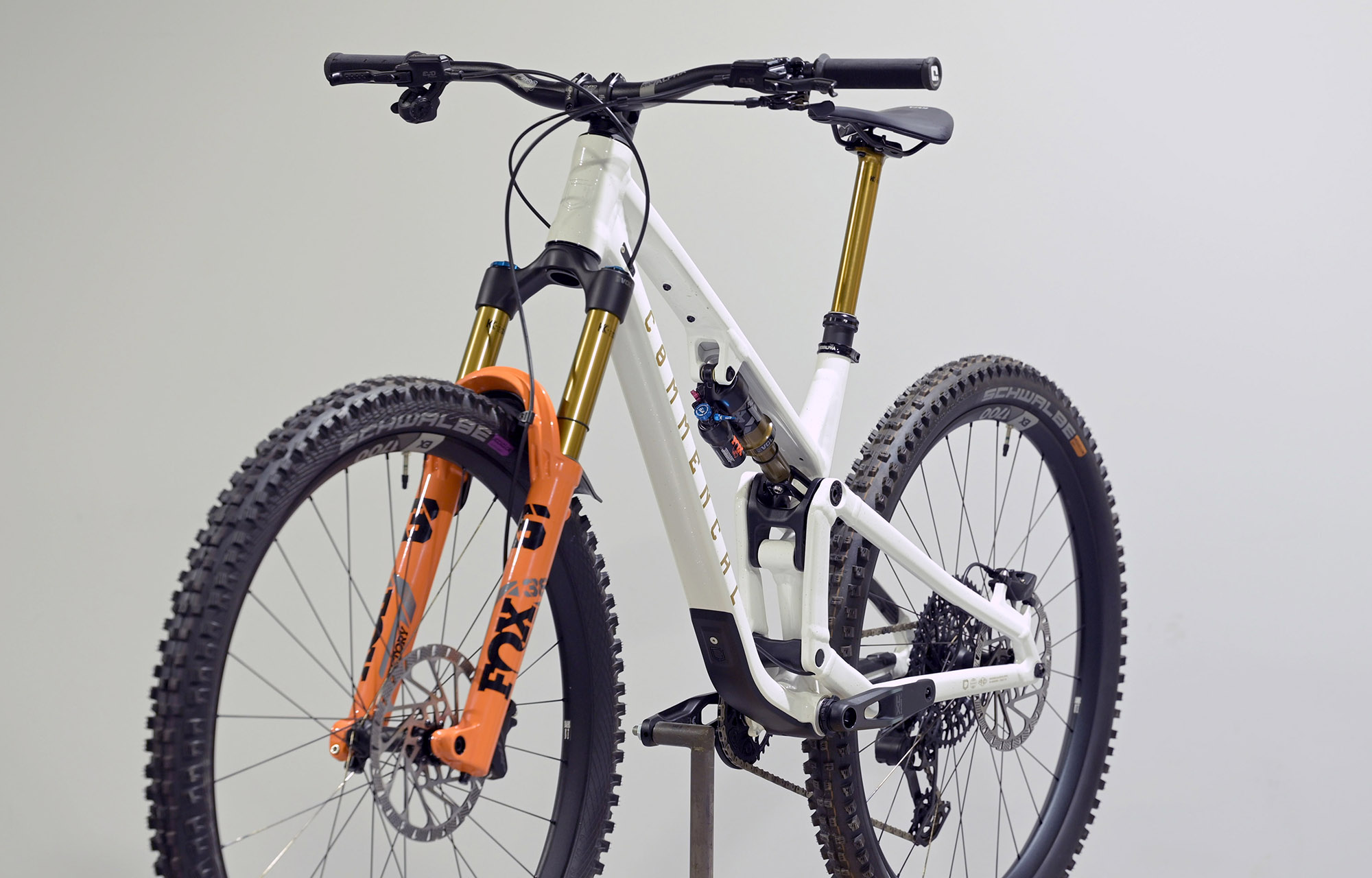 COMMENCAL META V5 SIGNATURE GLITTERY WHITE - M (24122302) image cover number large 4