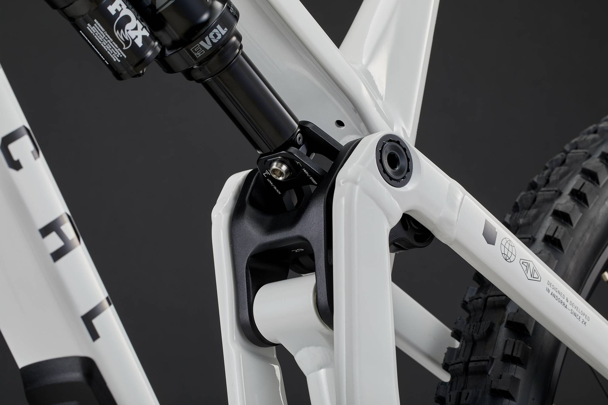 COMMENCAL META V5 ESSENTIAL PURE WHITE image number null