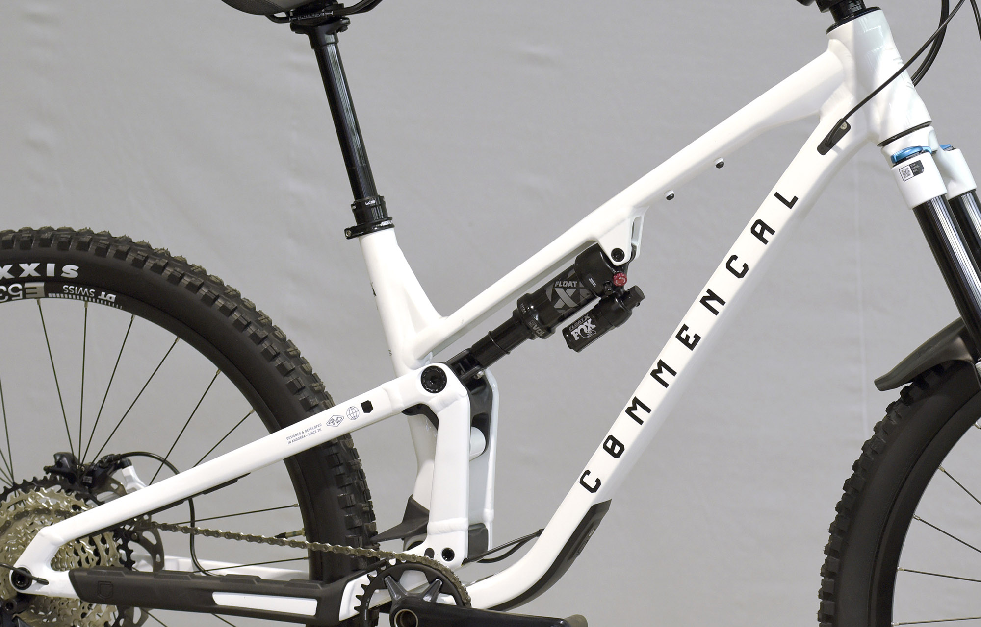 COMMENCAL META V5 ESSENTIAL PURE WHITE - M (23121202) image number null