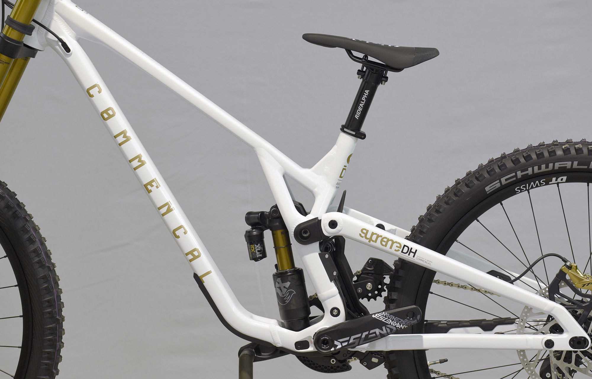 COMMENCAL SUPREME DH V5 SIGNATURE LTD PURE WHITE - L (23151003) image number null