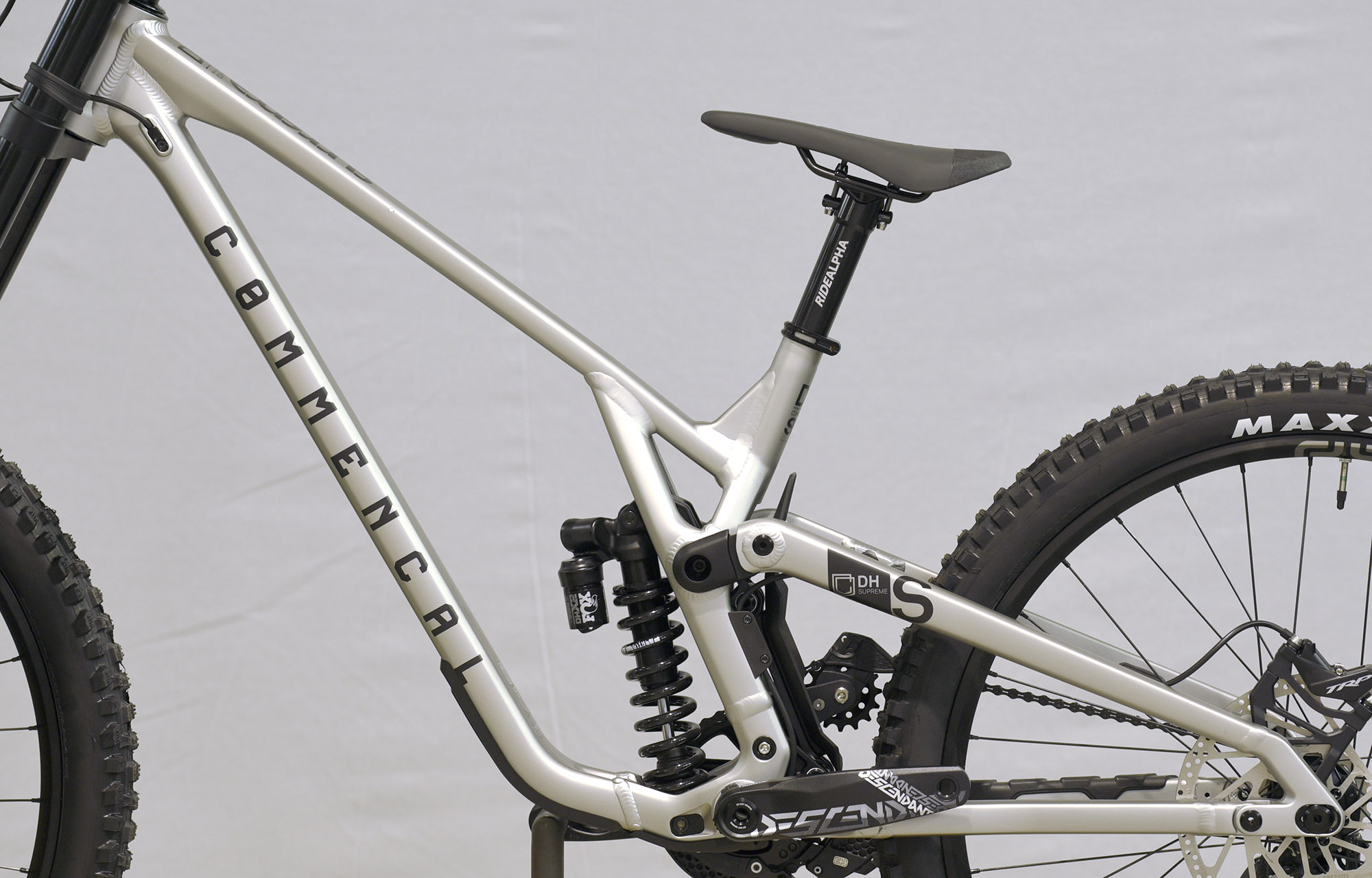 COMMENCAL SUPREME DH V5 ESSENTIAL SILVER - L (23150903) image number null